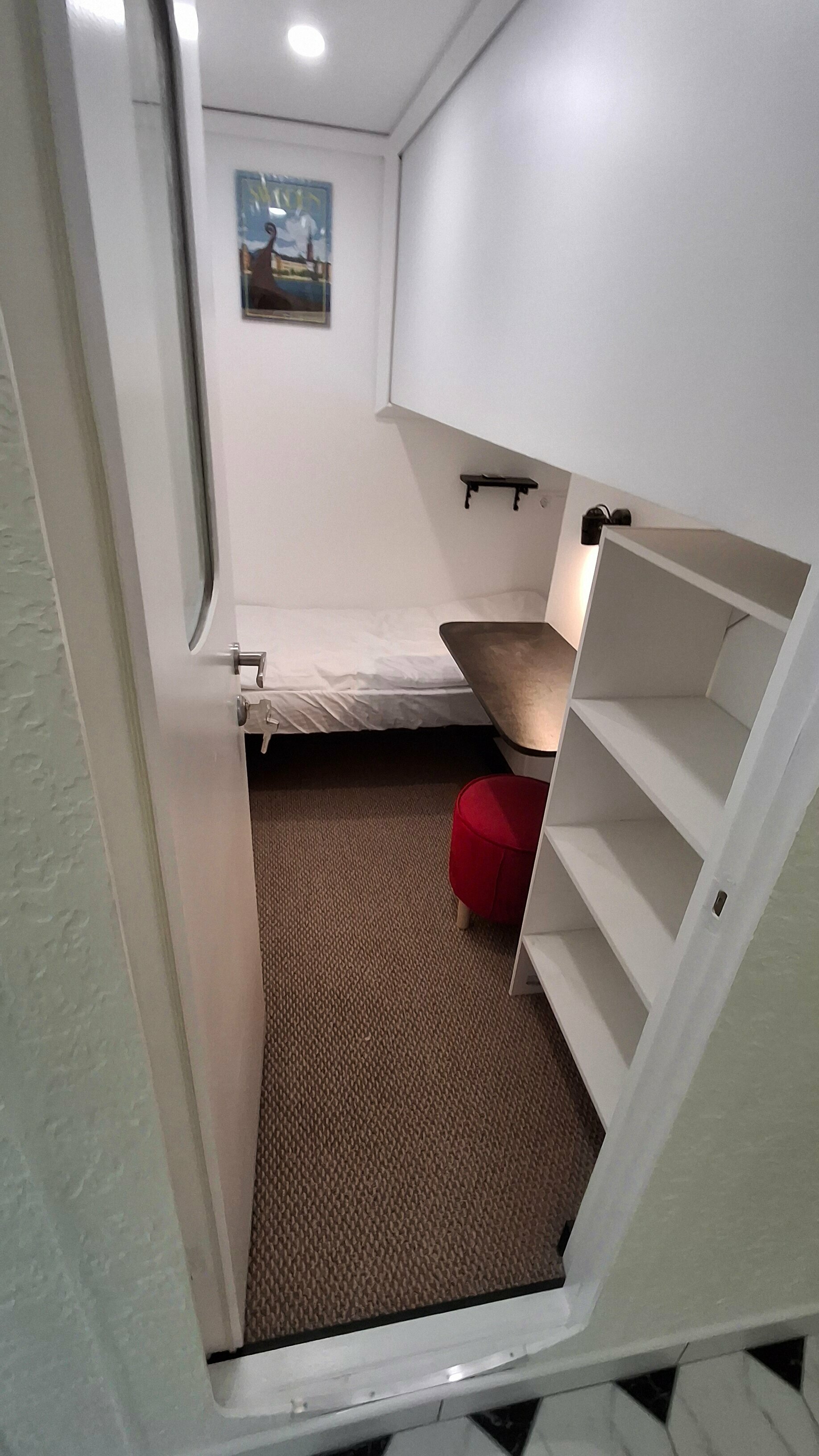 Улучшенный одноместный микро Лофт нижний без окна