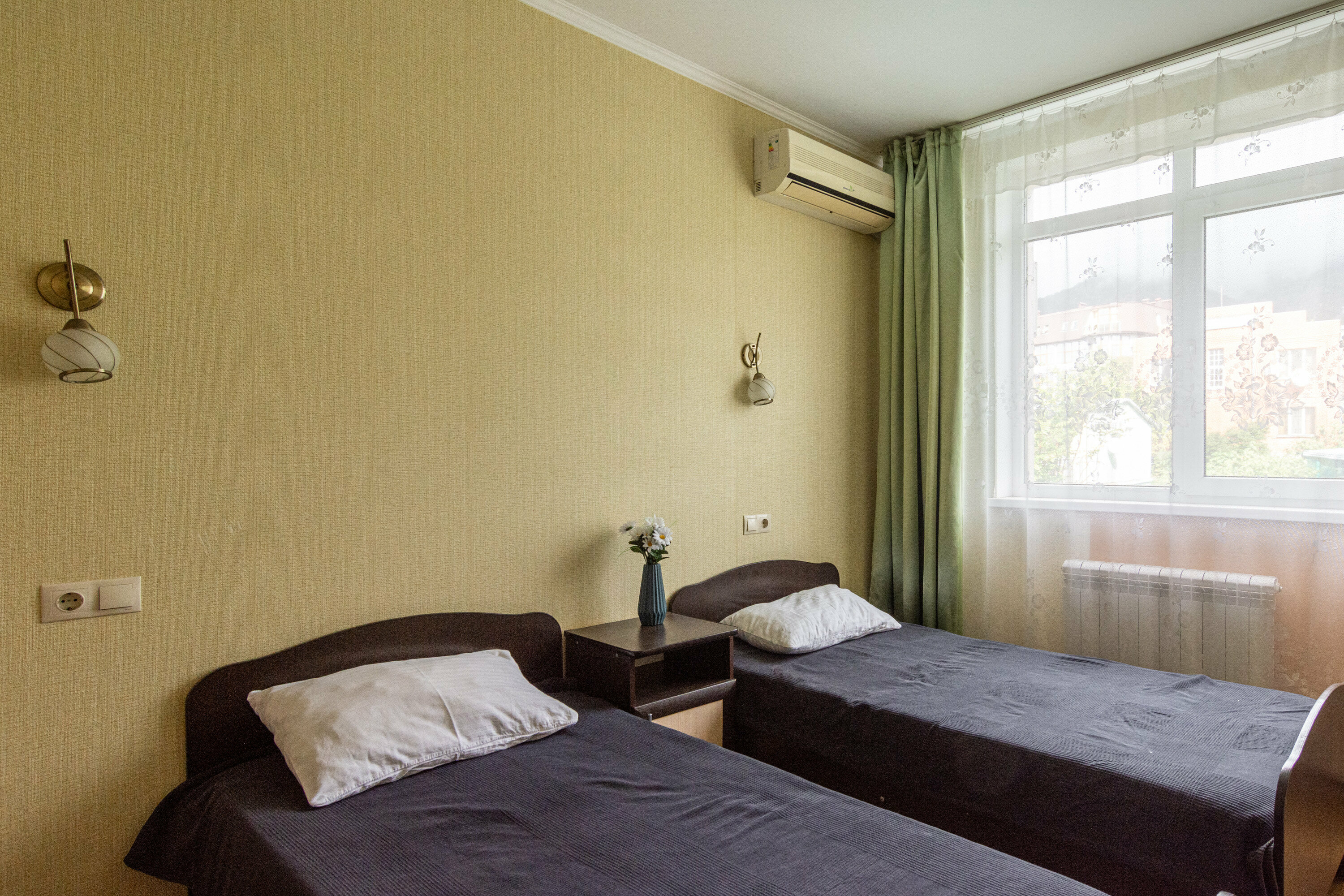 2хместный номер с видом на горы,бассейн и общим санузлом на 2 номера на этаже.