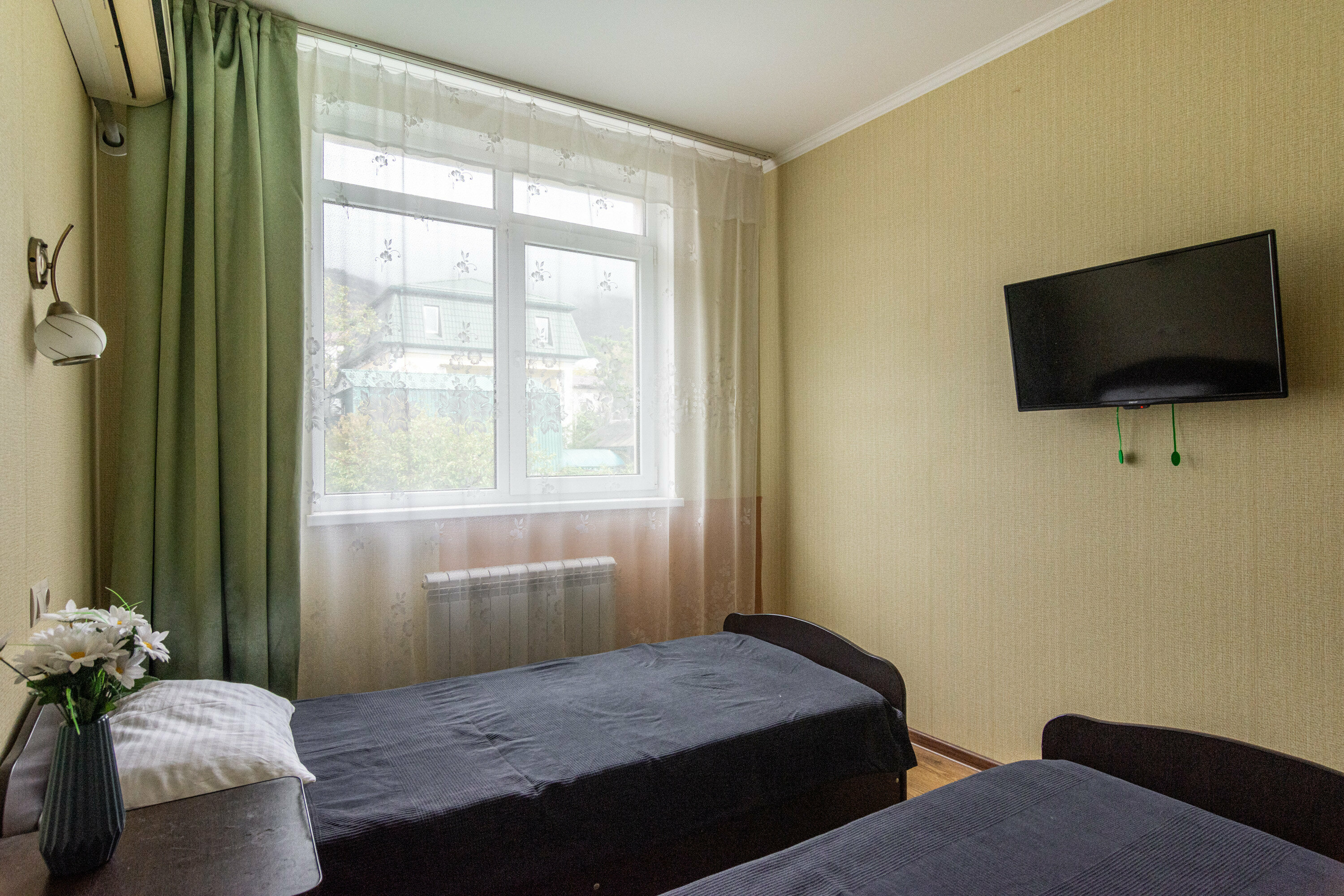 2хместный номер с видом на горы,бассейн и общим санузлом на 2 номера на этаже.