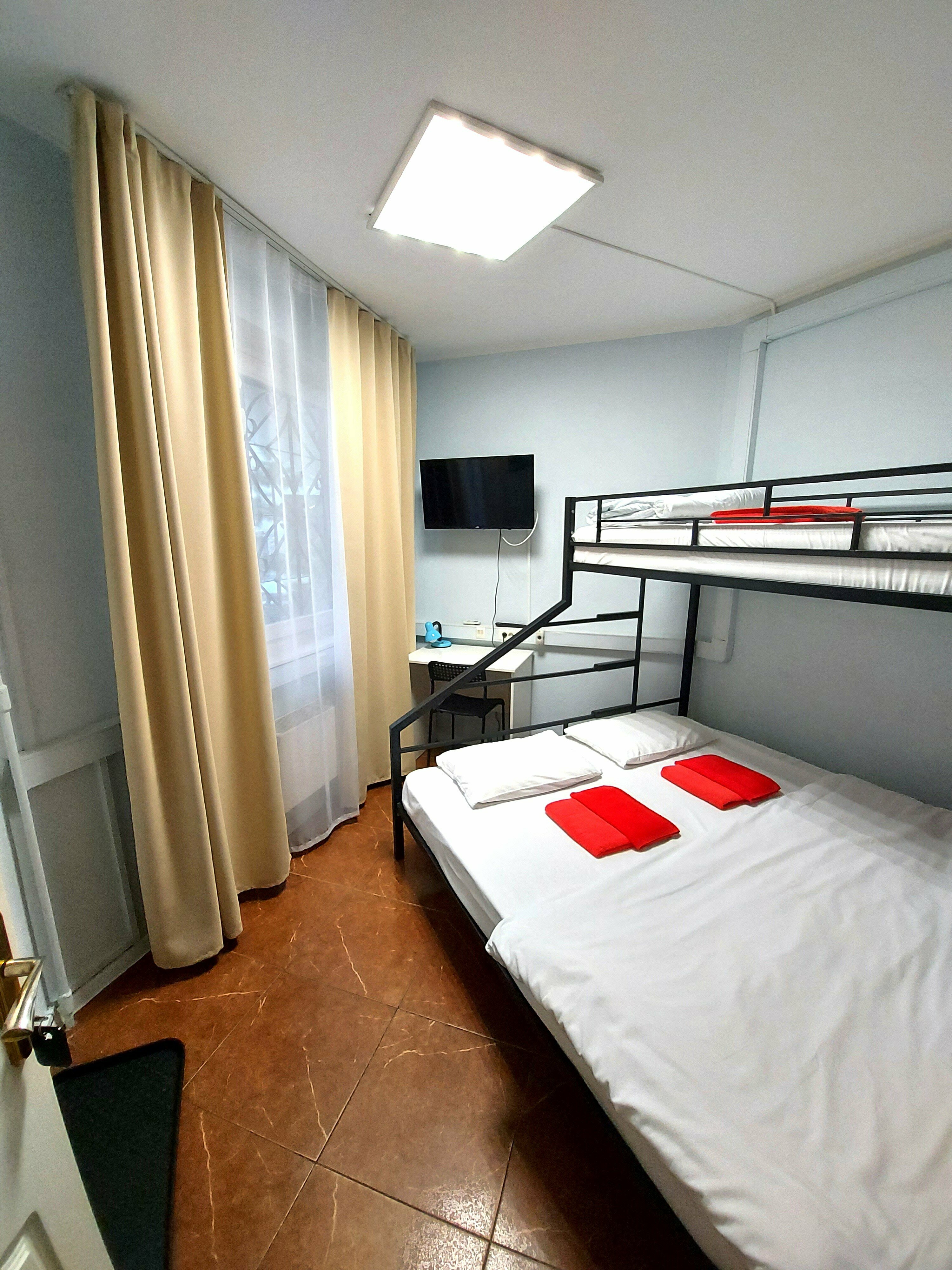 Семейный номер с общей ванной комнатой