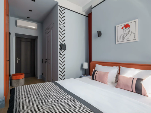 Стандартный двухместный номер с 1 кроватью или 2 отдельными кроватями (Вид во двор/ Вид на город)