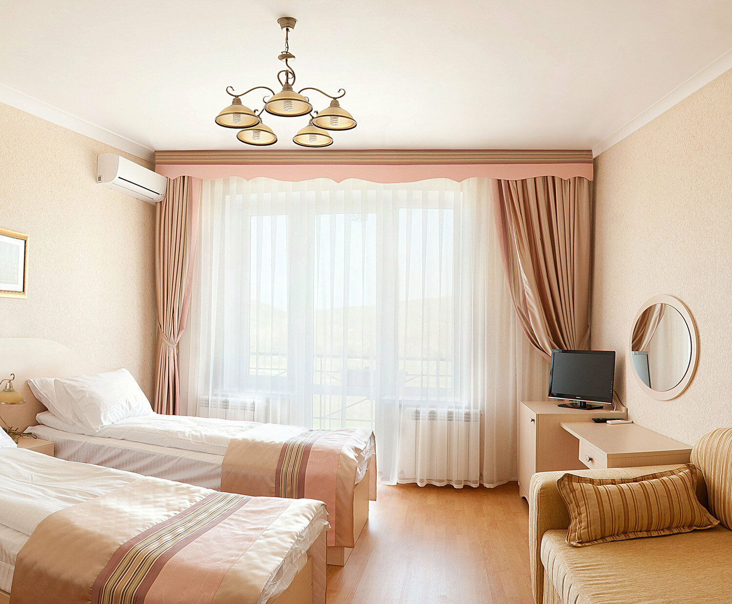 Стандартный номер без балкона  с 1 одной и 2 отдельными кроватями