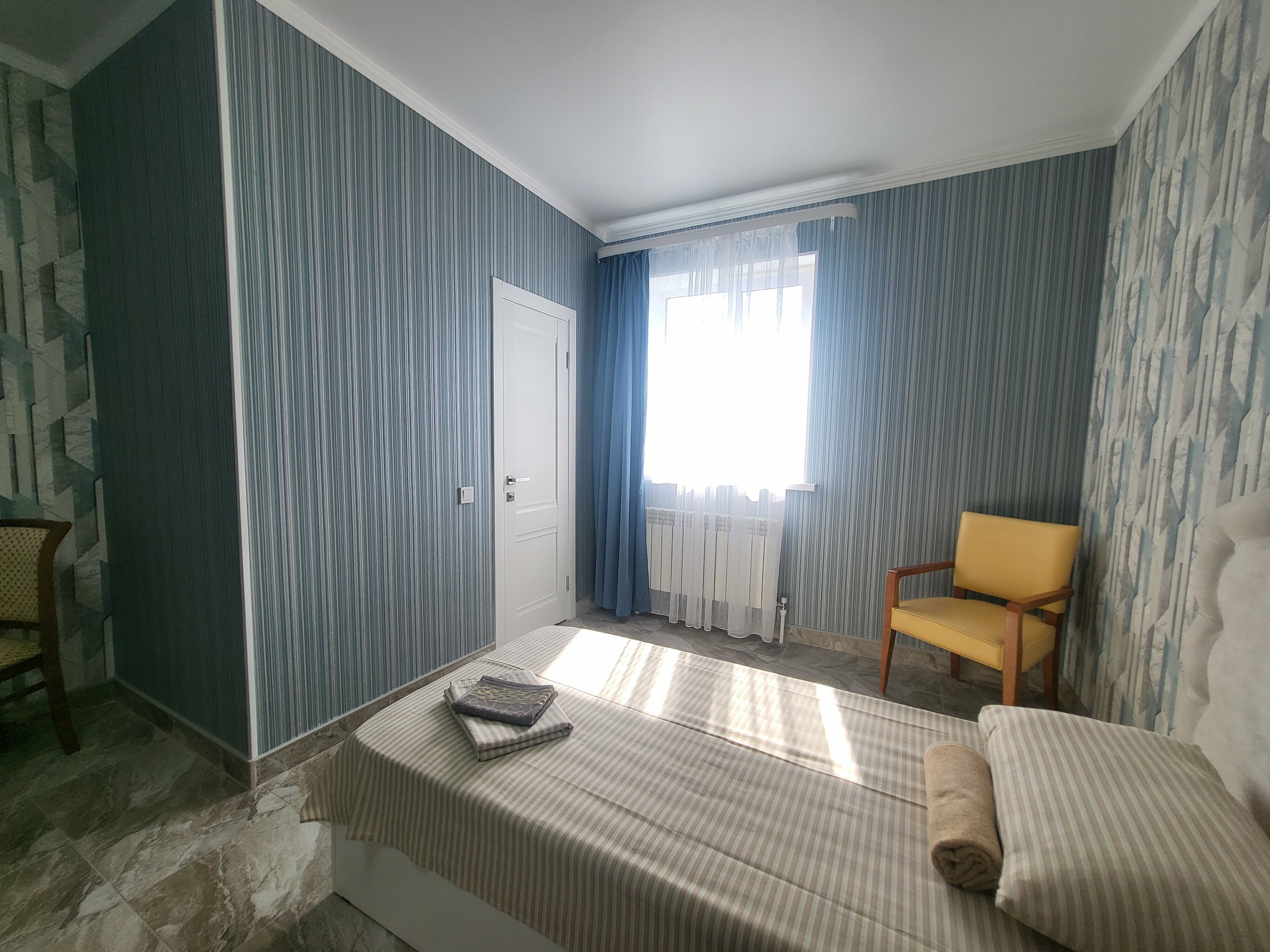 Трехместный номер «Комфорт» с душем