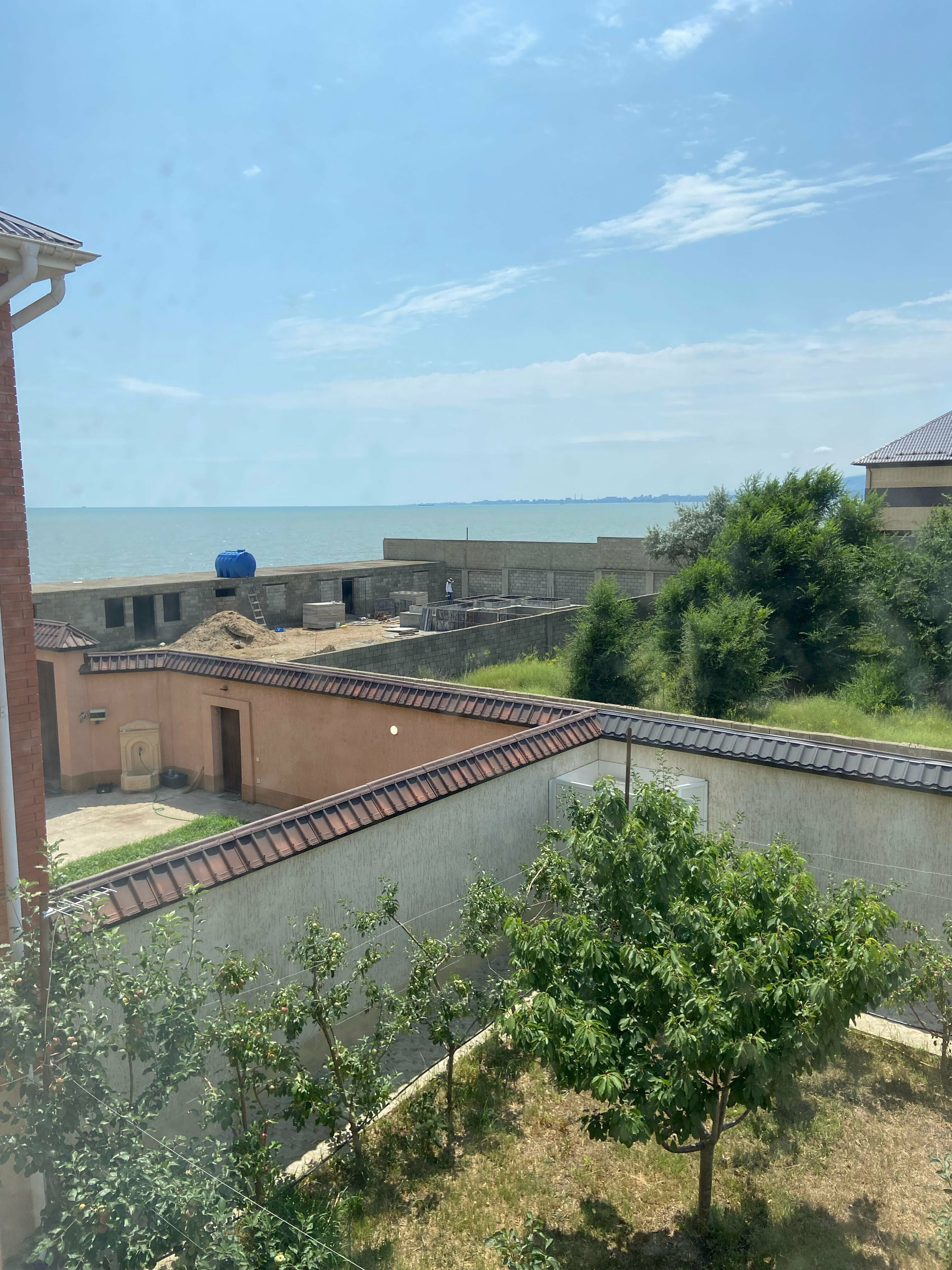 Семейный номер с боковым видом на море