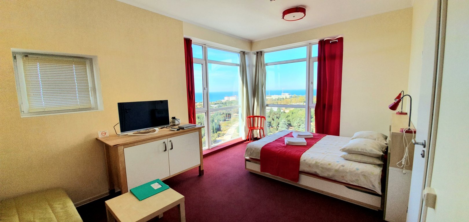 Номер с видом на море , парк и фонтан Победы