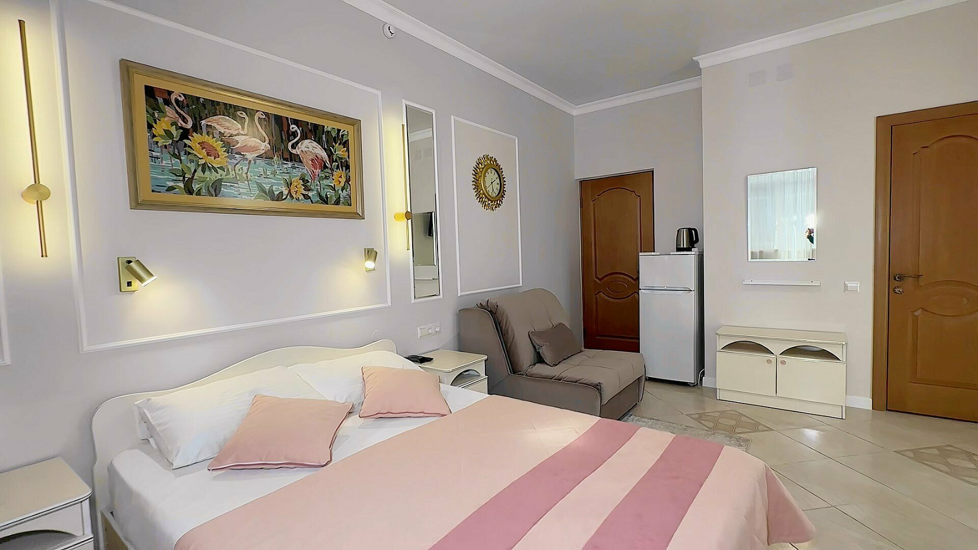 Розовый "Комфорт" Трехместный номер 2-ой этаж с балконом и выходом на террасу