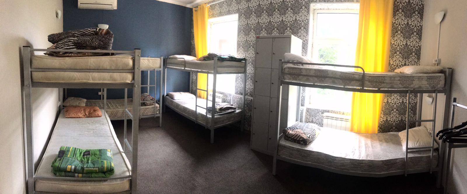 Спальное место на двухъярусной кровати в общем номере для мужчин