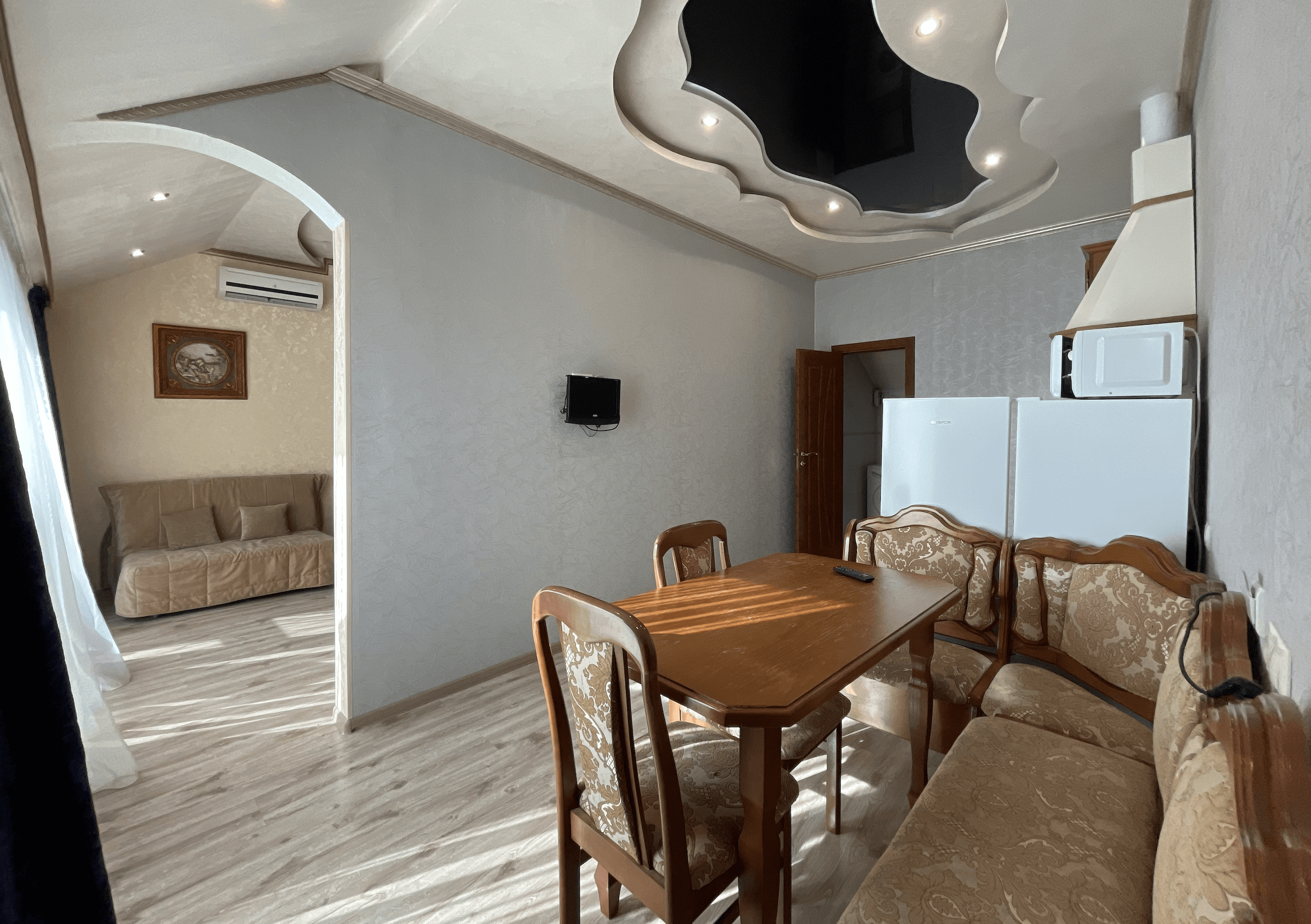 Комната с кухней и с видом во внутренний двор