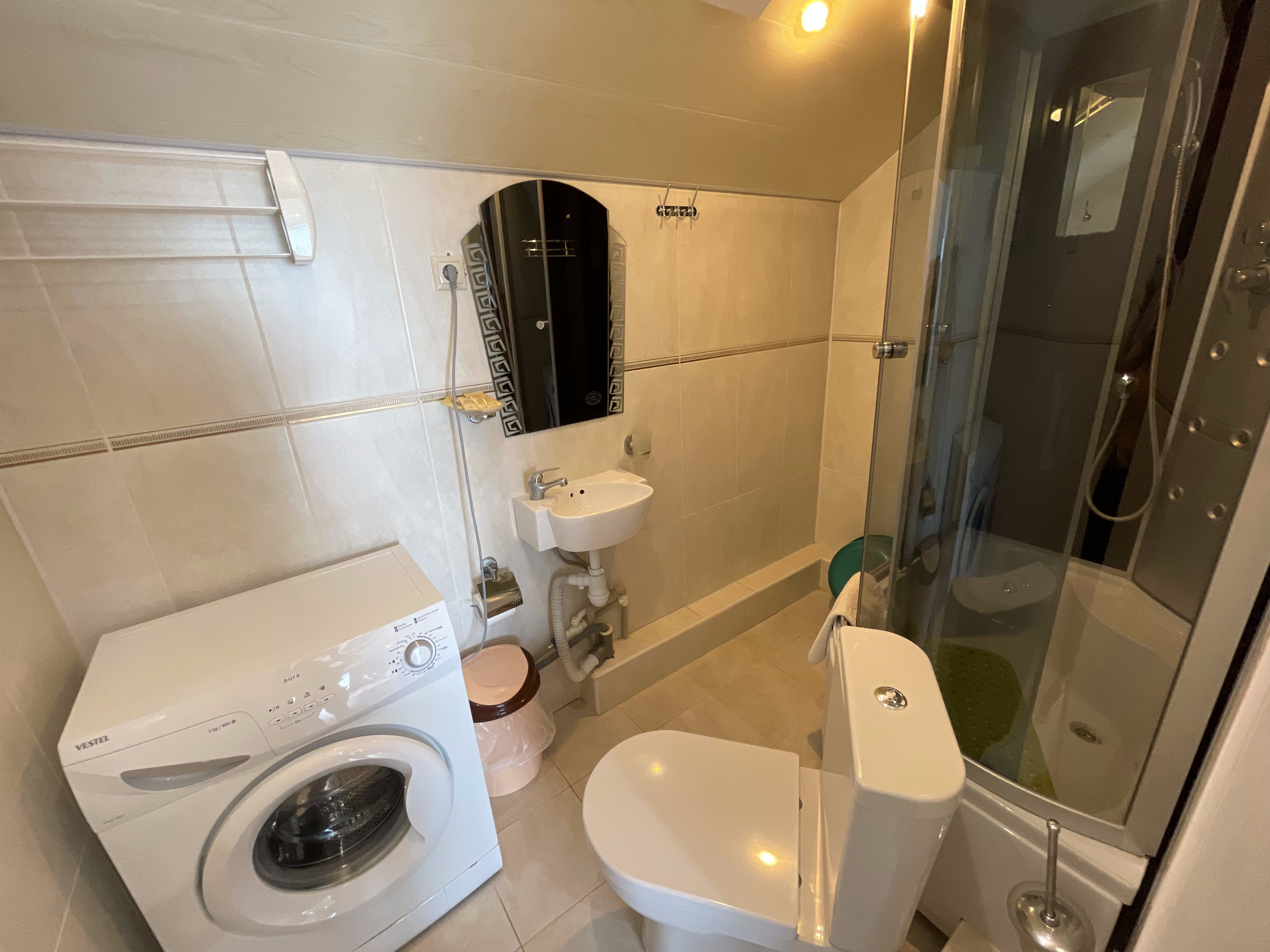 Комната с кухней и с видом во внутренний двор