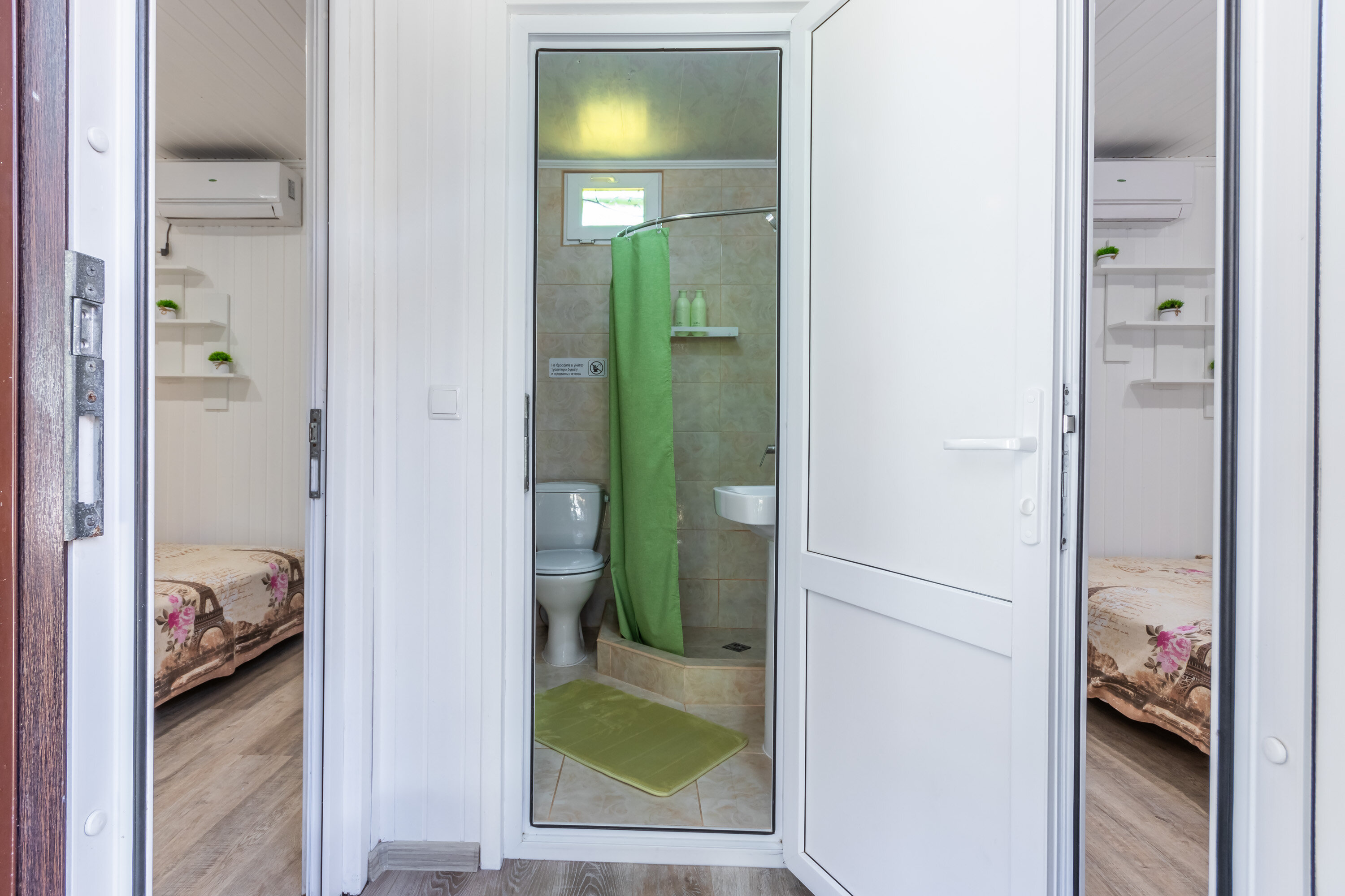 Домик шестиместный  двухкомнатный