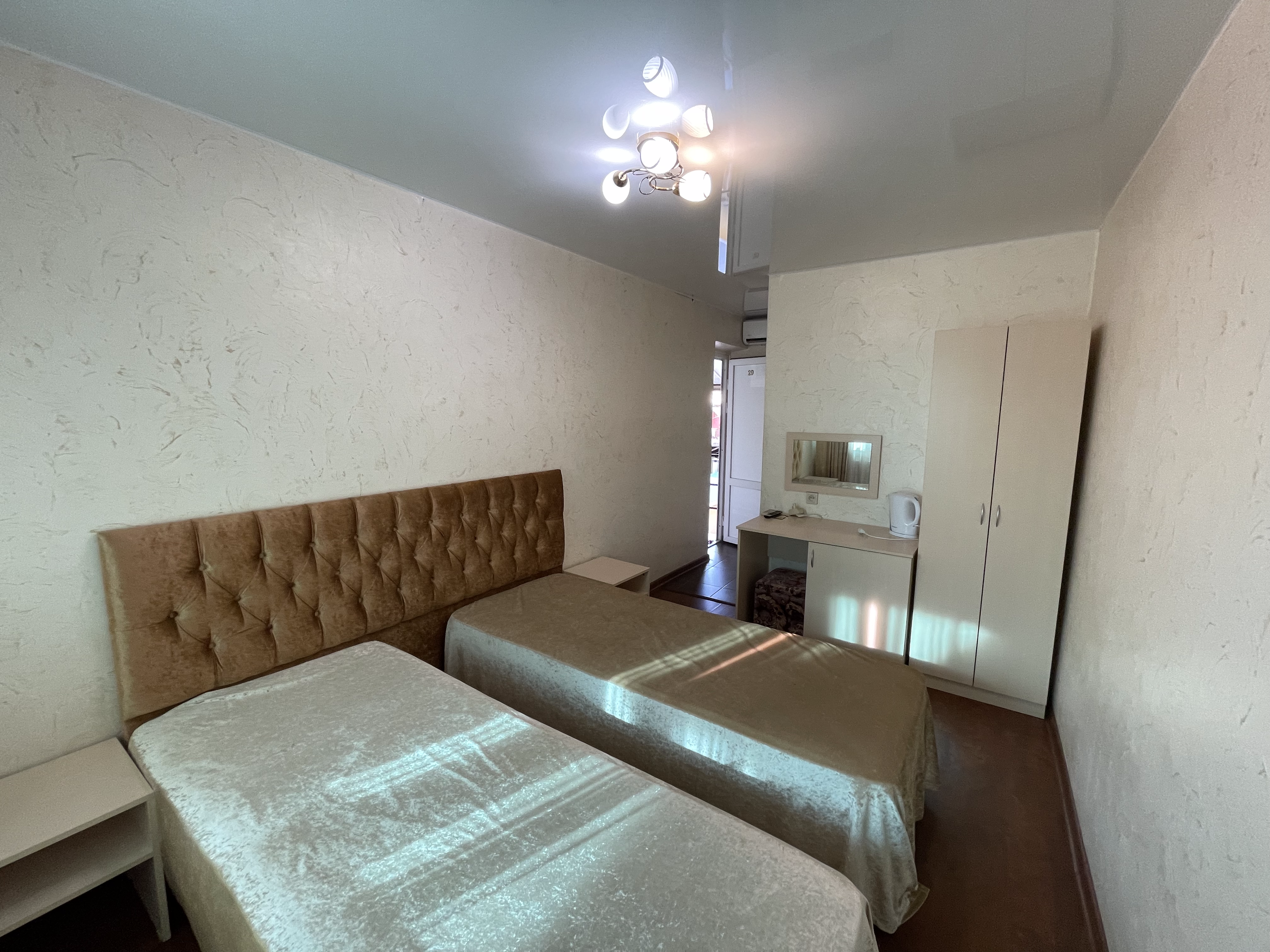 Двухместная комната с балконом и видом во внутренний двор (2 односпальные кровати)