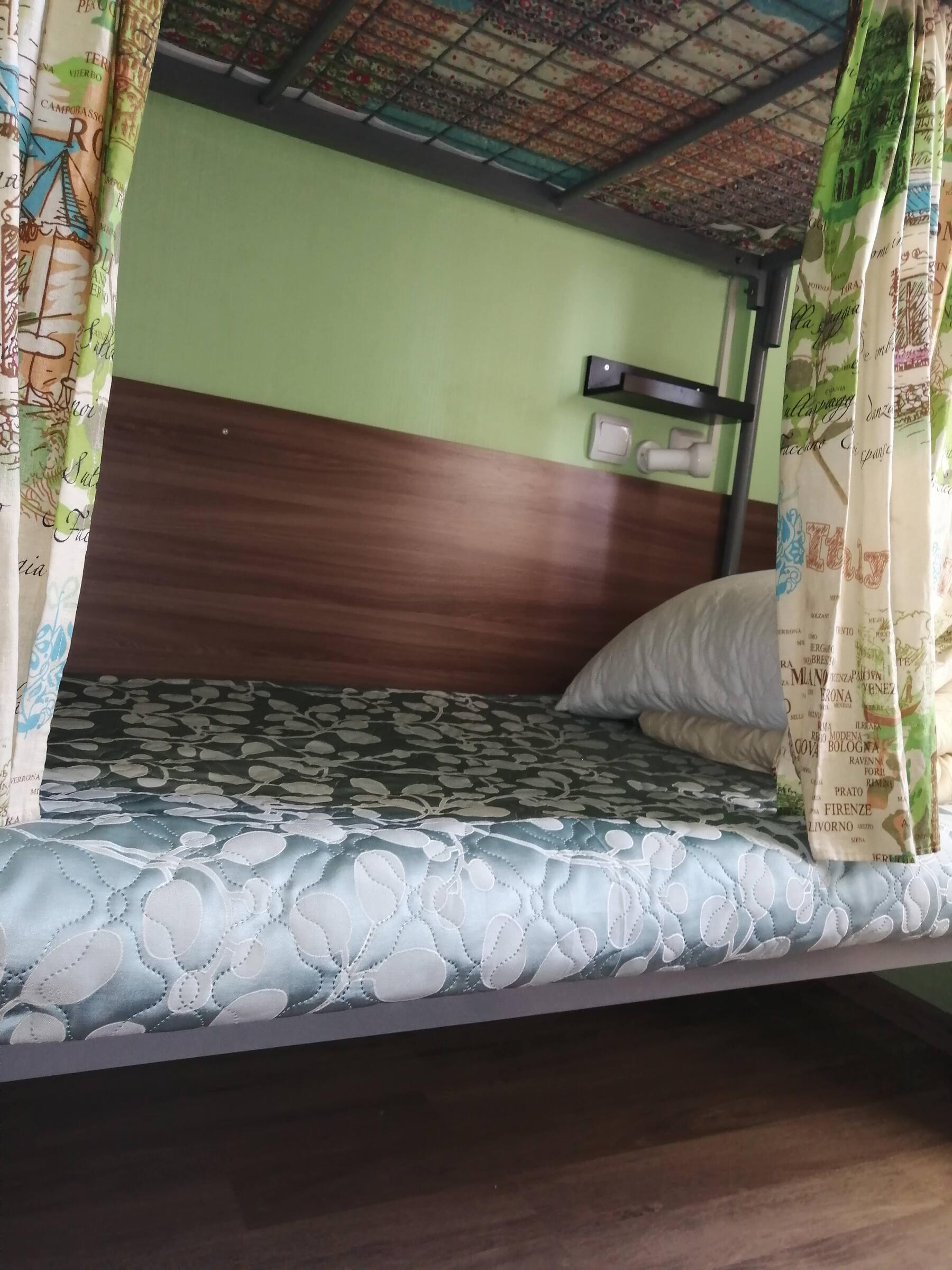 Кровать в общем 6-местном номере для мужчин и женщин