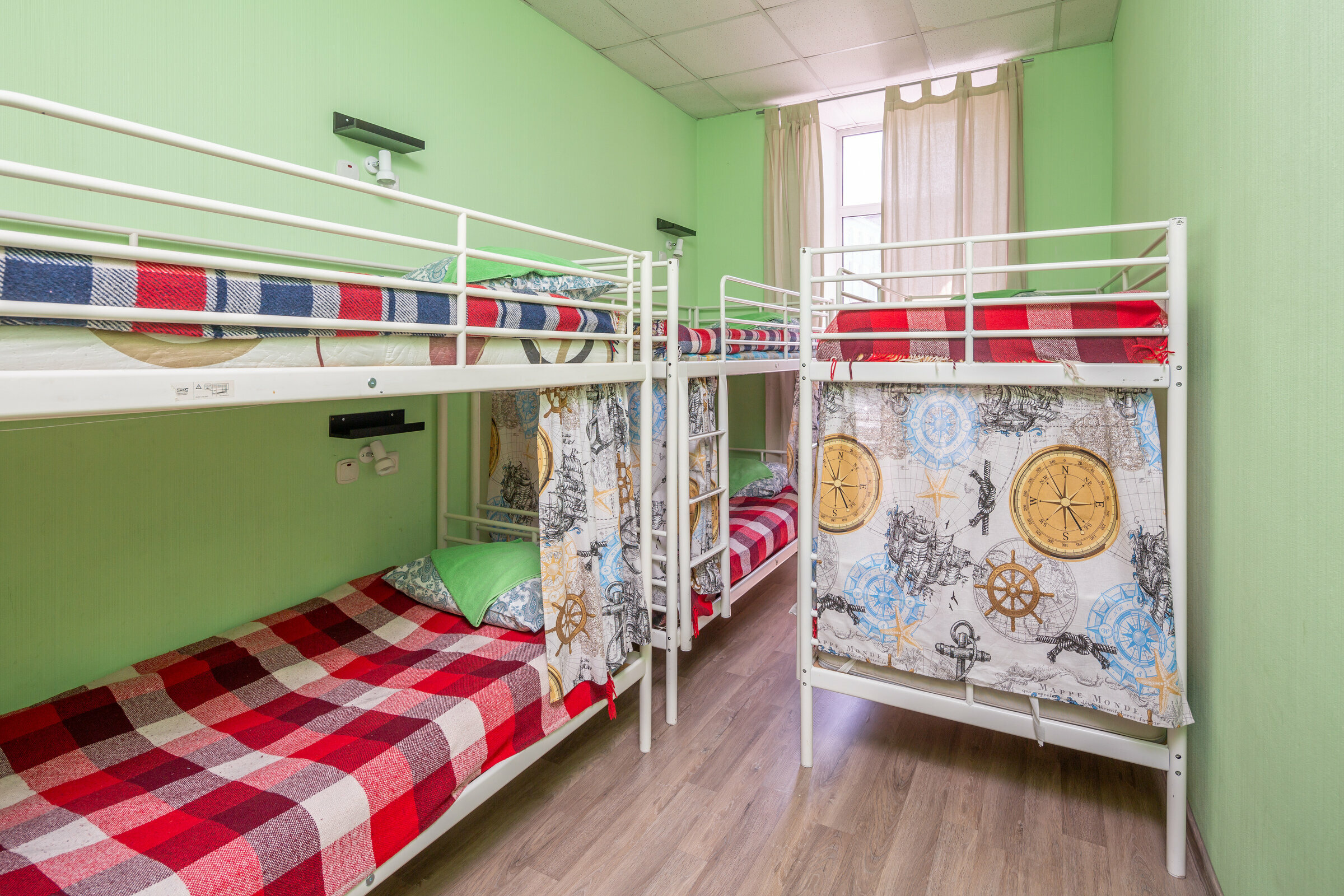 Кровать в общем 6-местном номере для мужчин и женщин