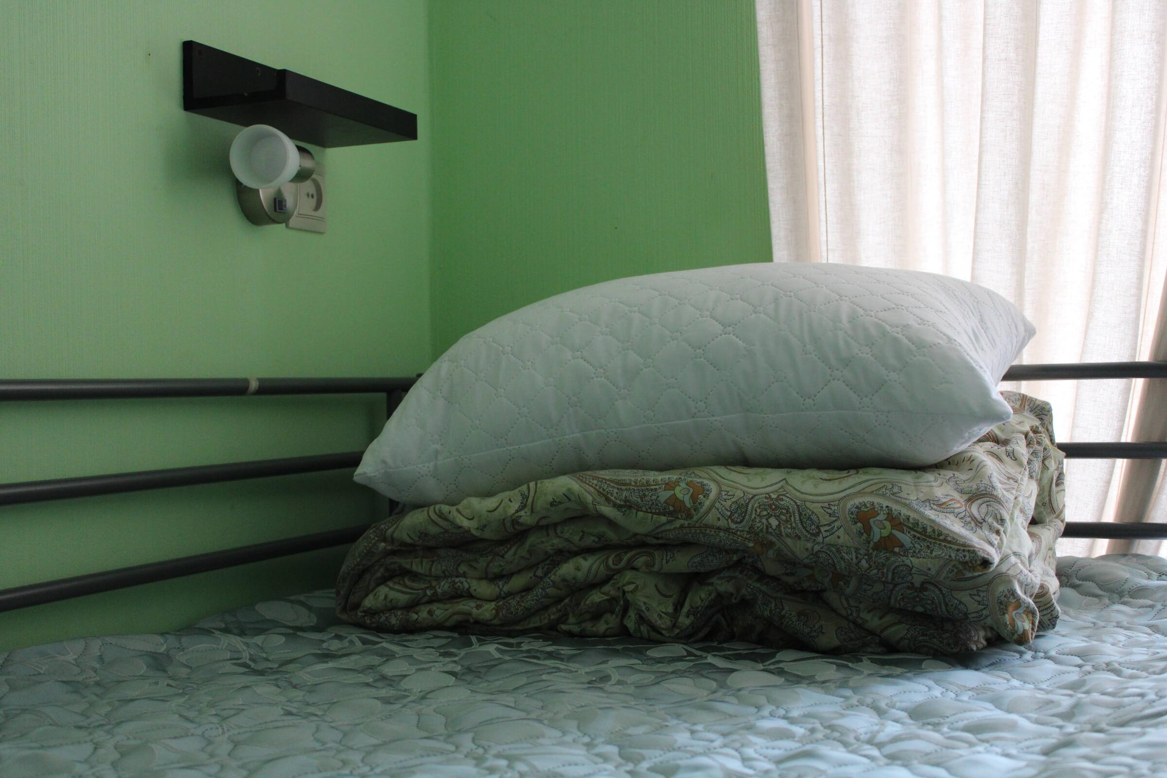 Кровать в общем 6-местном номере для мужчин и женщин