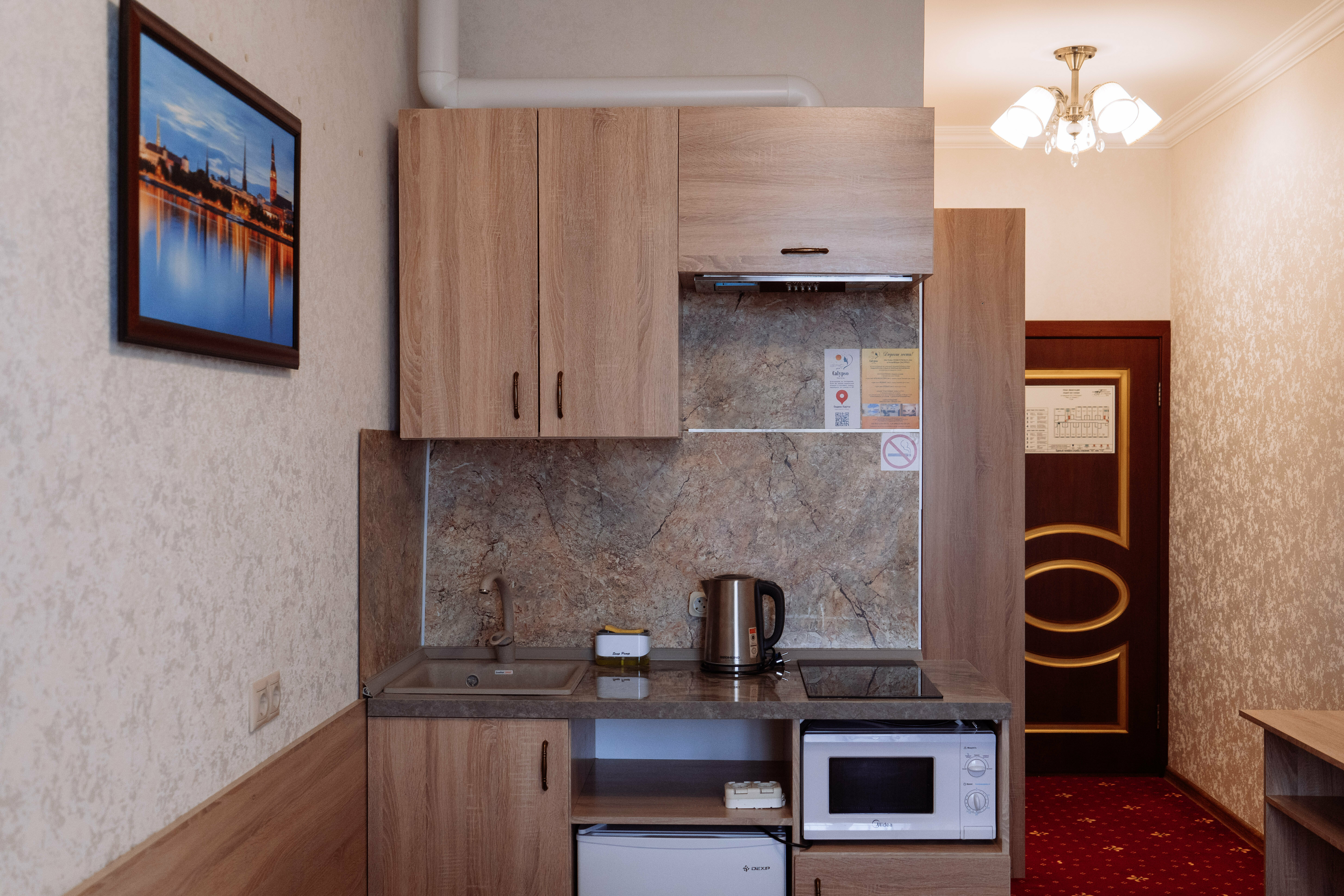 Студия с кухней с одной двухспальной кроватью