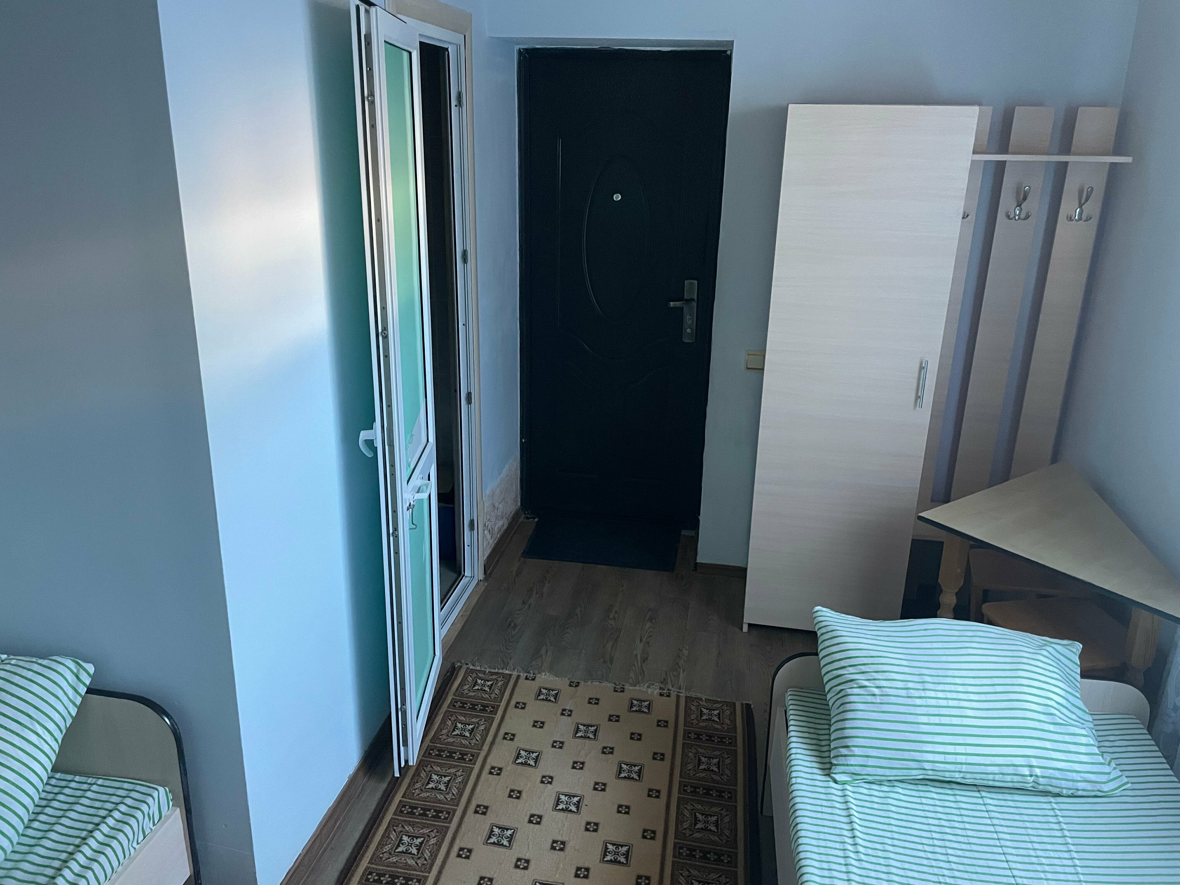 Трехместный номер с собственной ванной комнатой