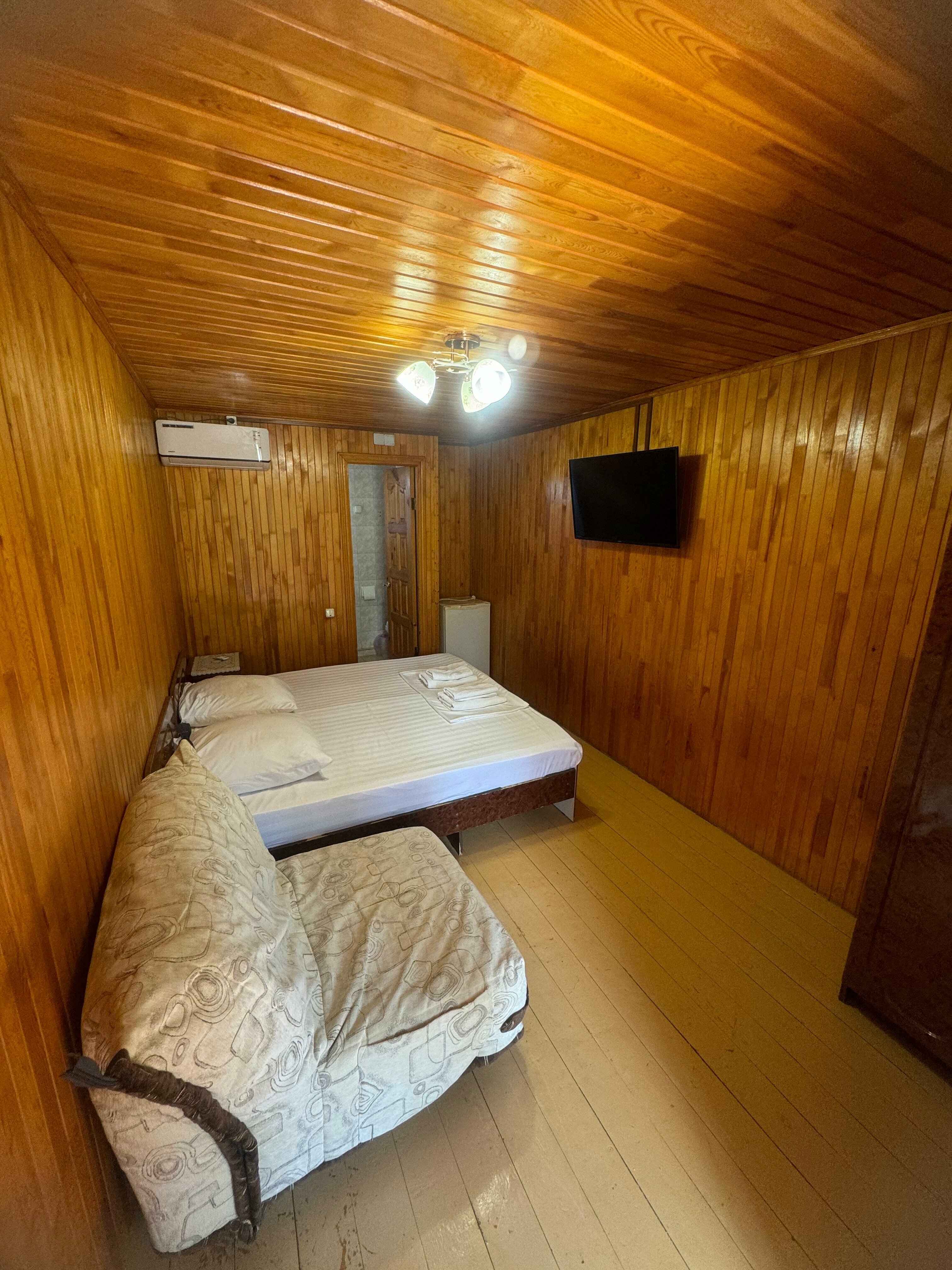 Трехместный номер «Комфорт» с душем