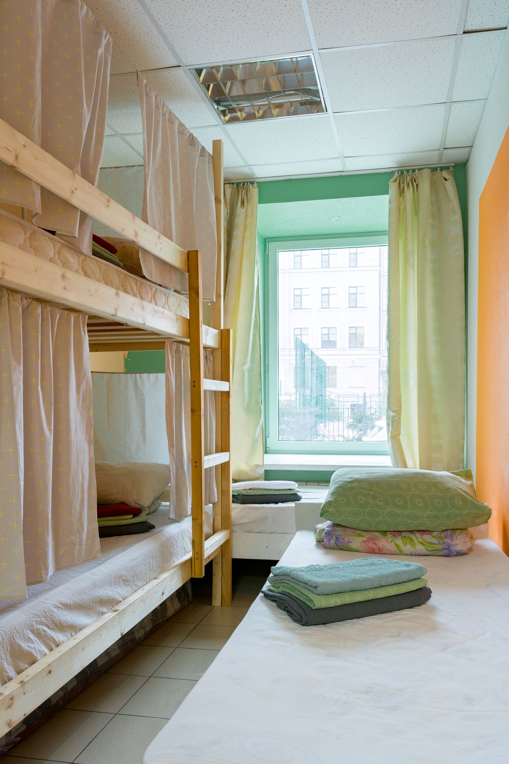 Кровать в общем 4-местном номере для мужчин и женщин