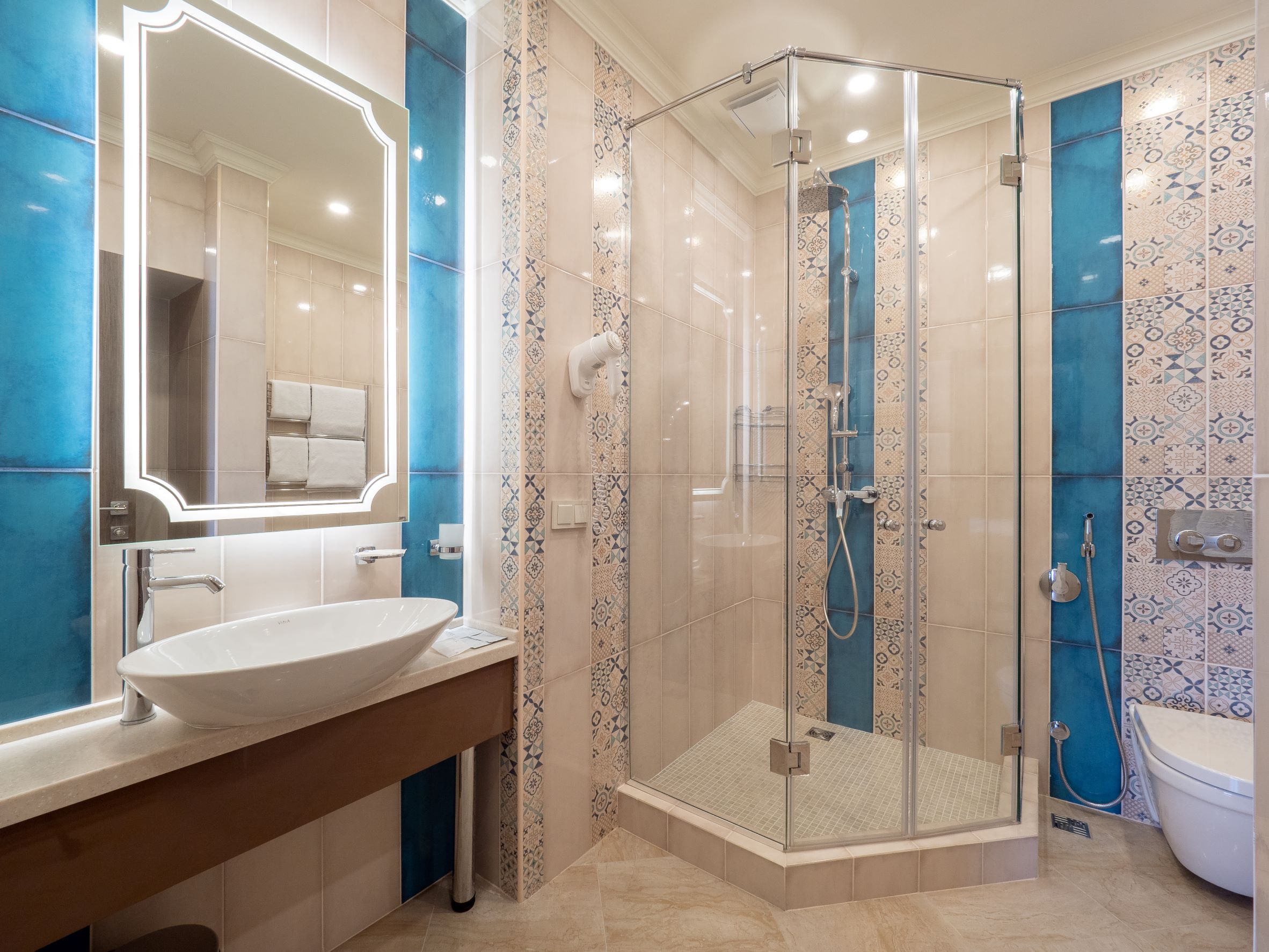 Джуниор Сюит