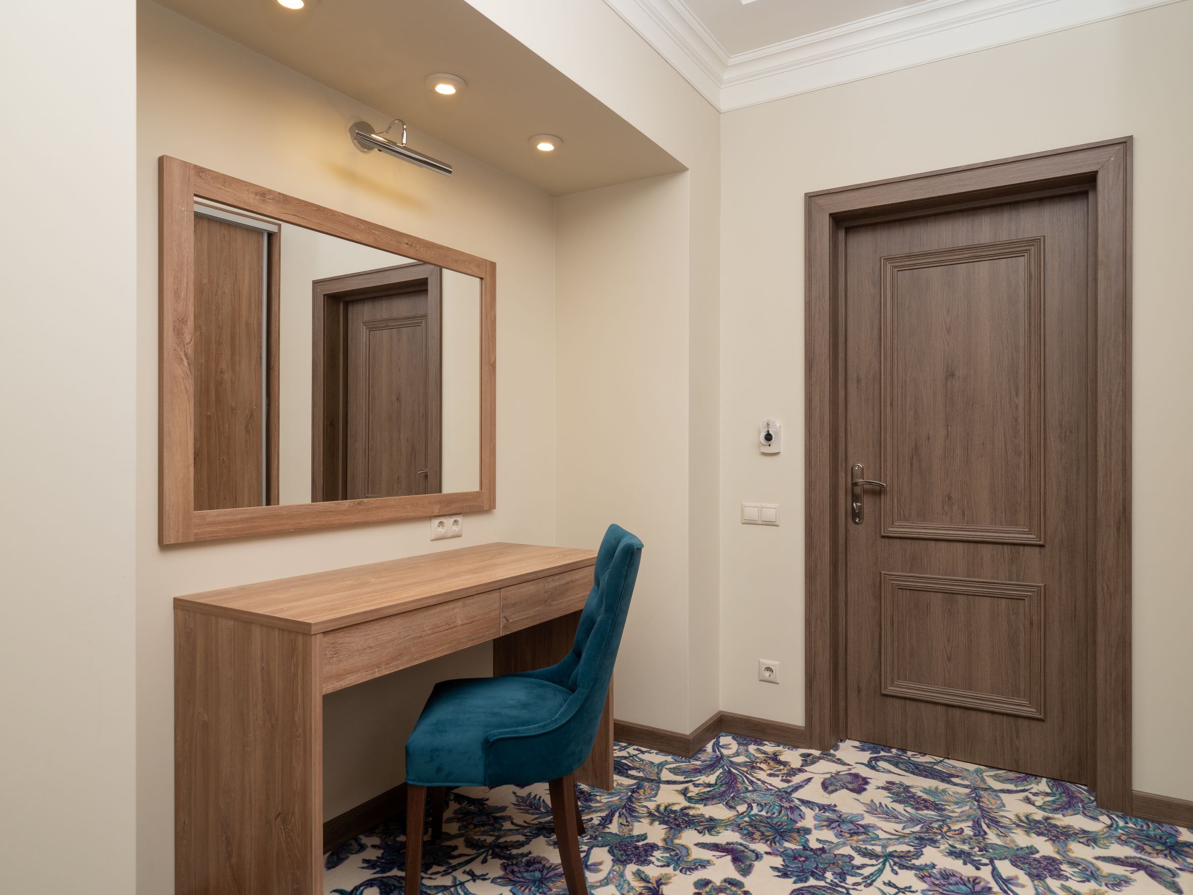 Джуниор Сюит