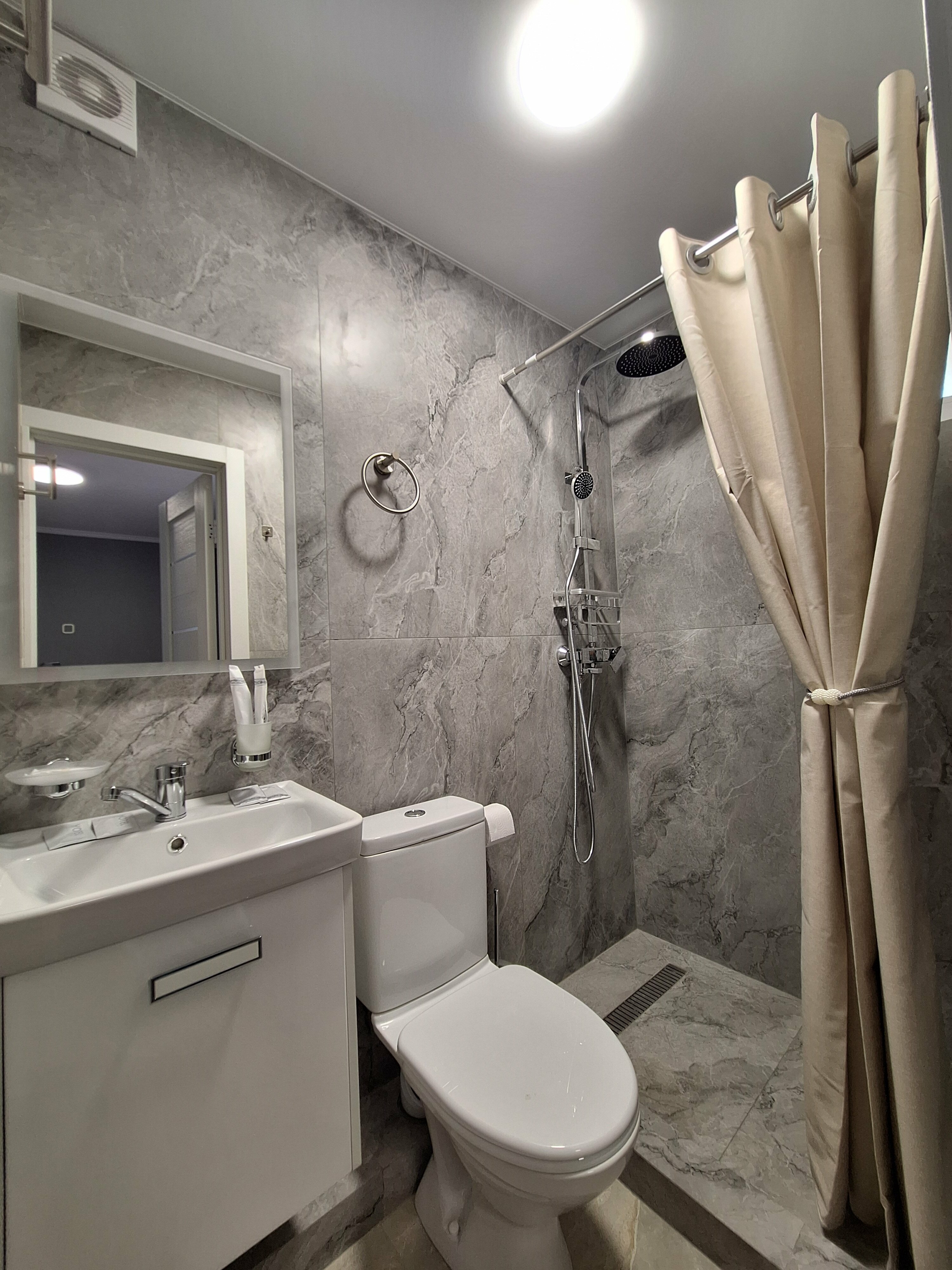 Трехместный номер с балконом