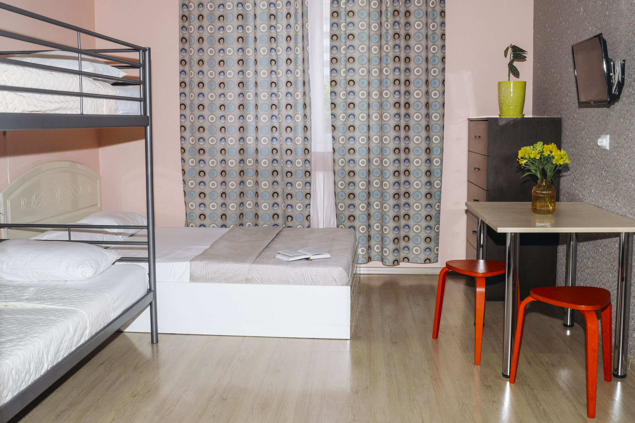 Семейный номер с общей ванной комнатой