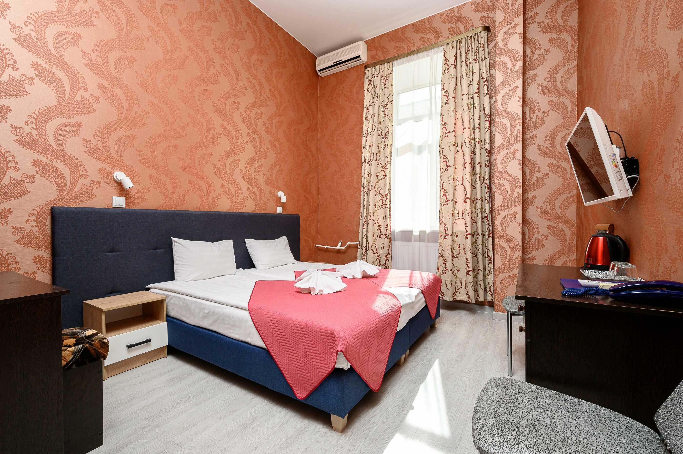 Стандартный двухместный номер с одной большой или двумя односпальными кроватями