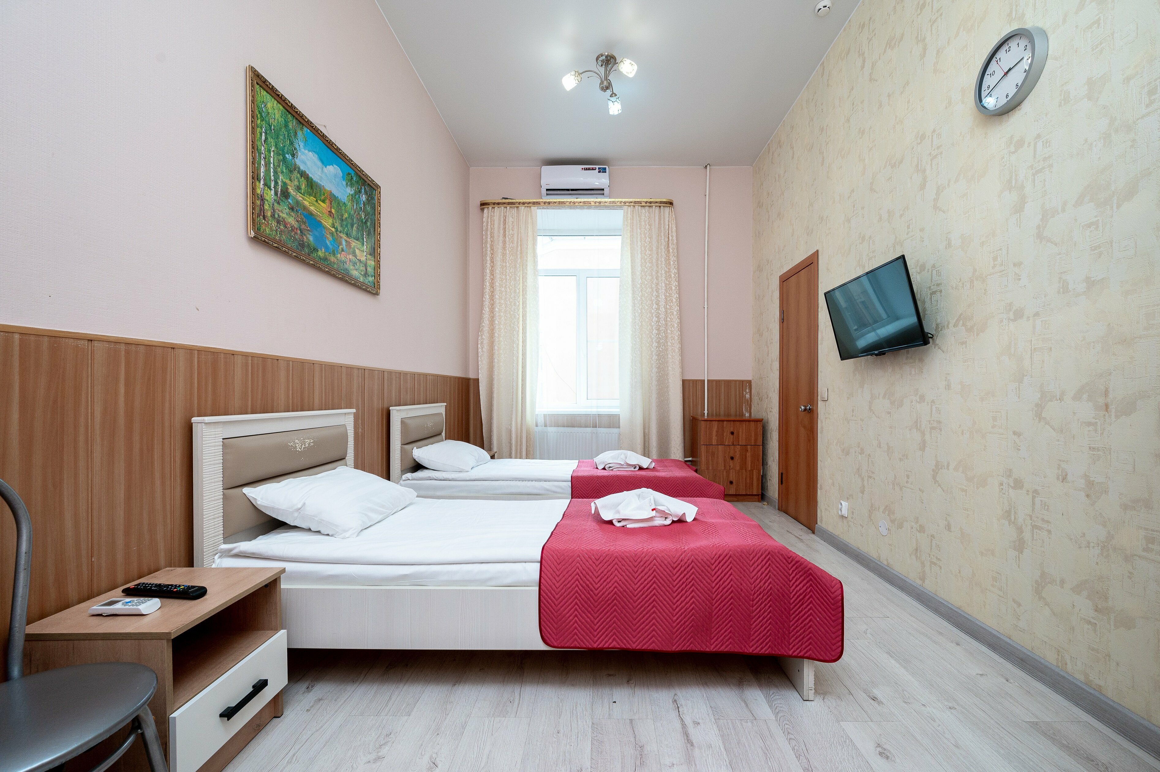 Стандартный двухместный номер с одной большой или двумя односпальными кроватями