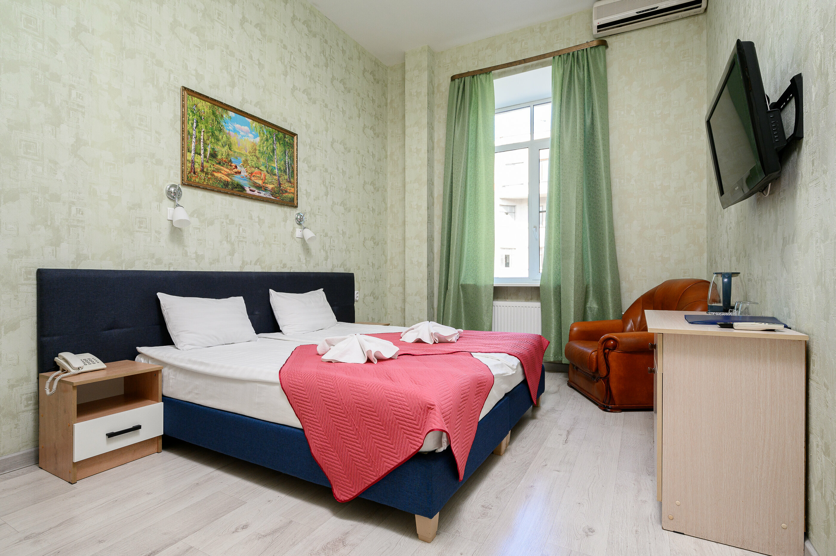 Стандартный двухместный номер с одной большой или двумя односпальными кроватями