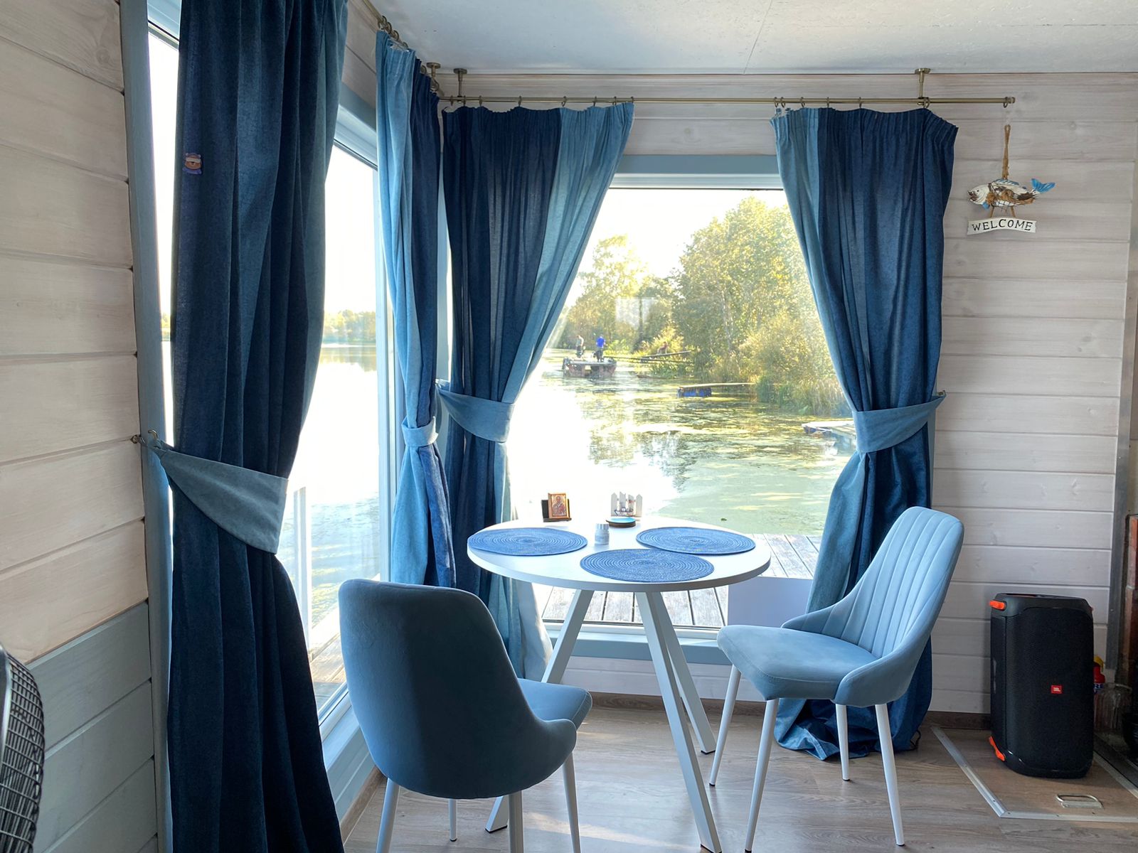 Дом на воде (Хаусбот) с баней и камином