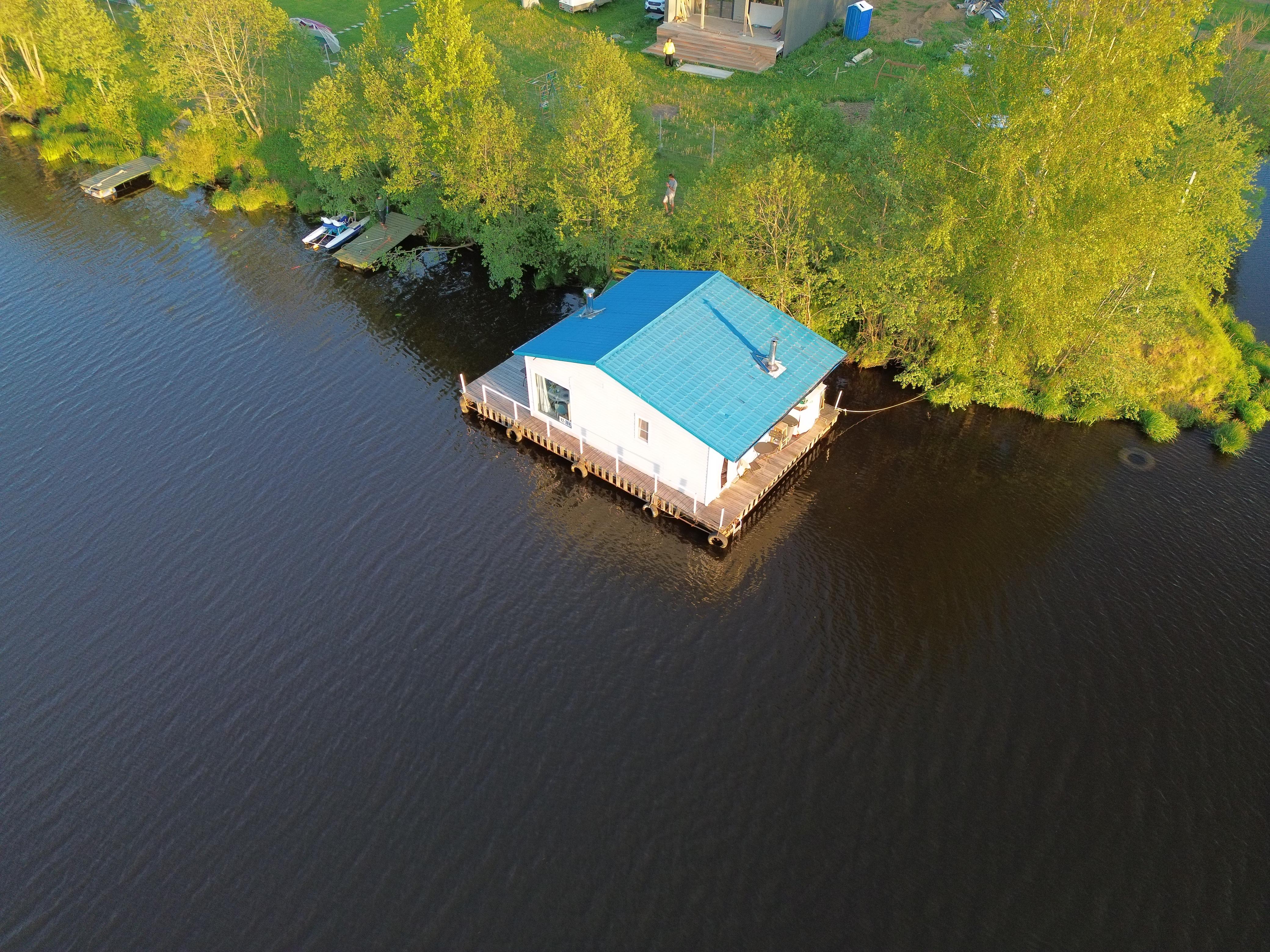 Дом на воде (Хаусбот) с баней и камином