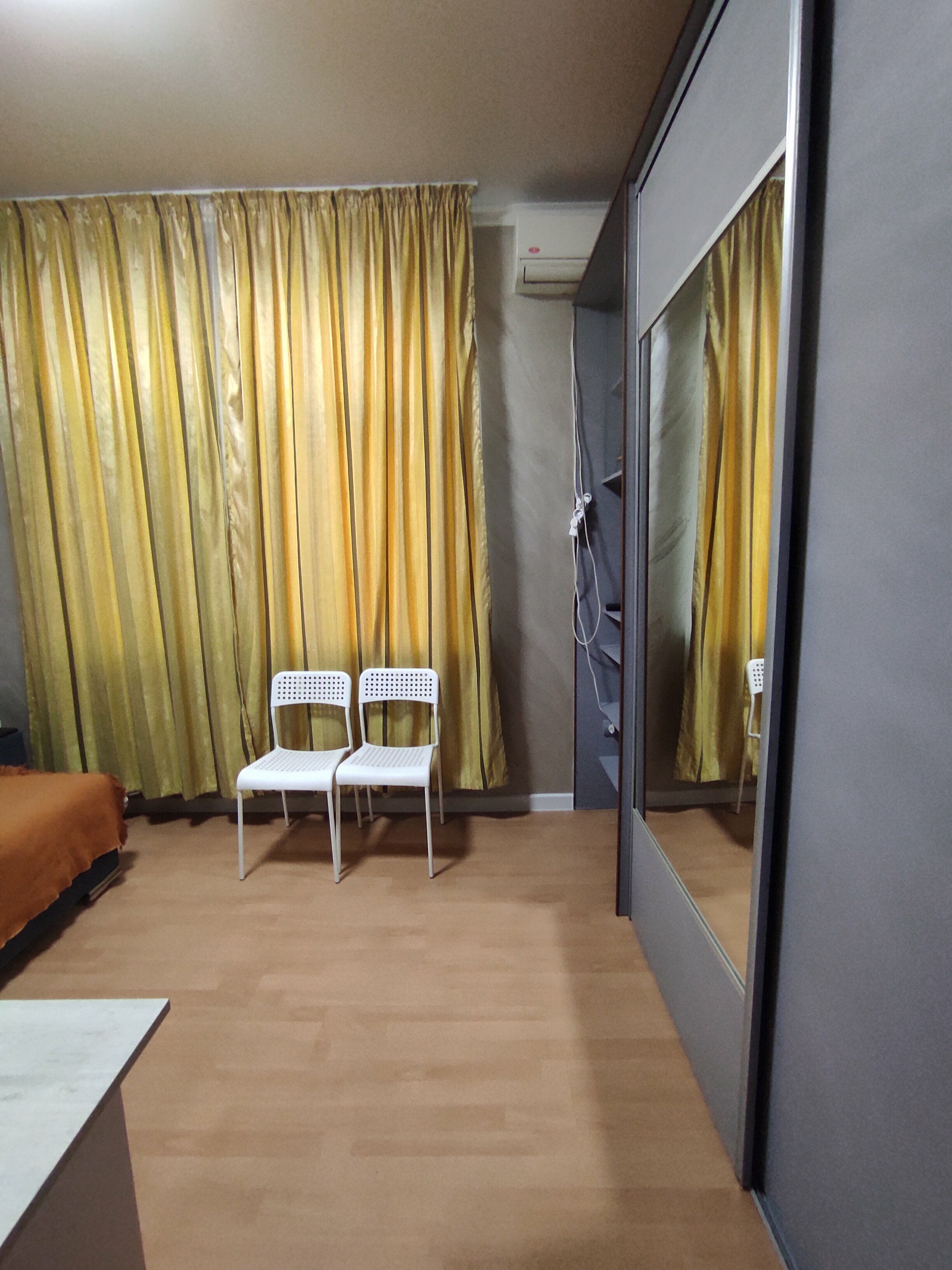 Стандартный двухместный номер с диваном и общей ванной комнатой