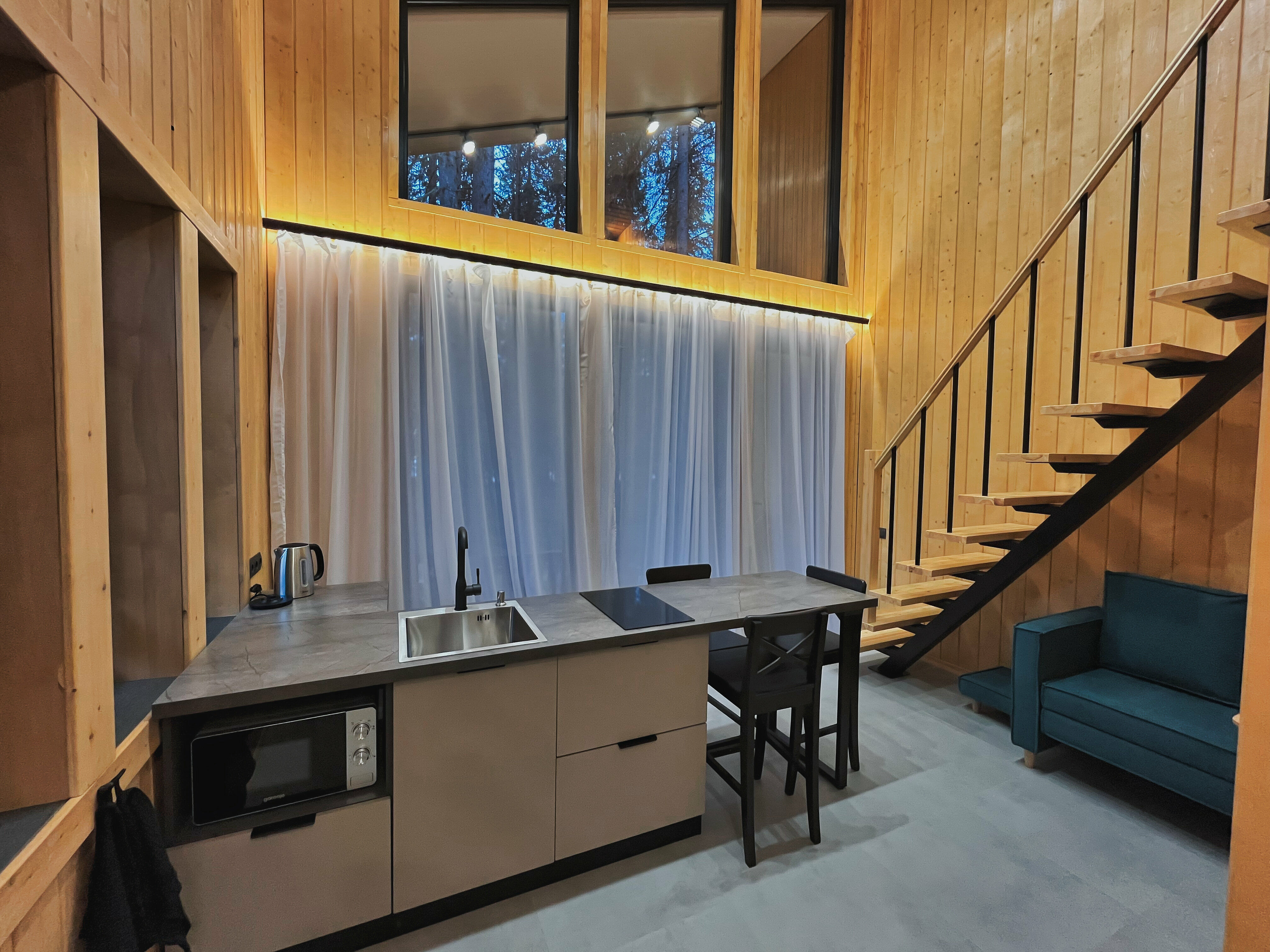 Трехместный номер с видом на озеро