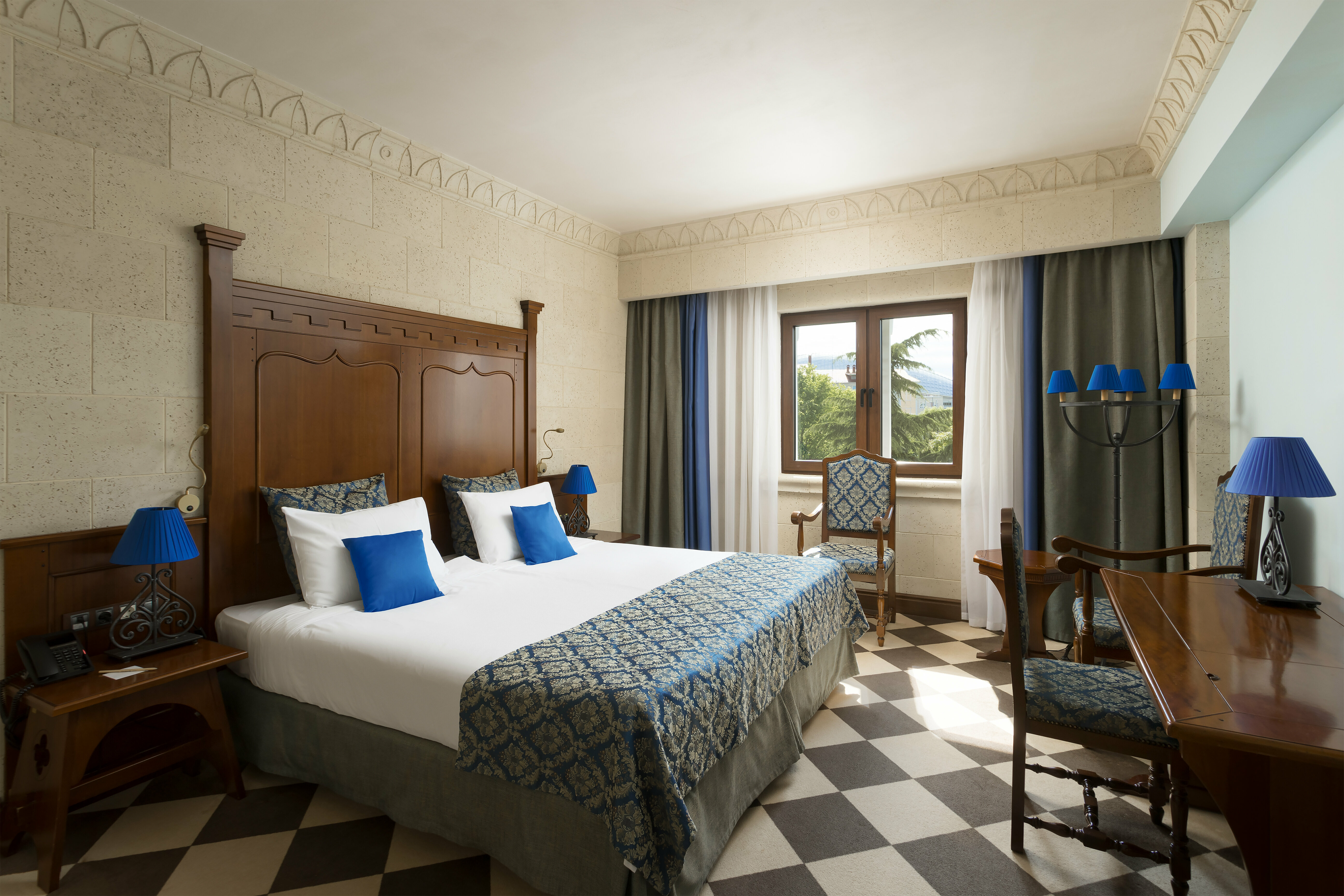 Стандарт для маломобильных гостей в Рыцарском корпусе (+ билеты  в Сочи Парк)