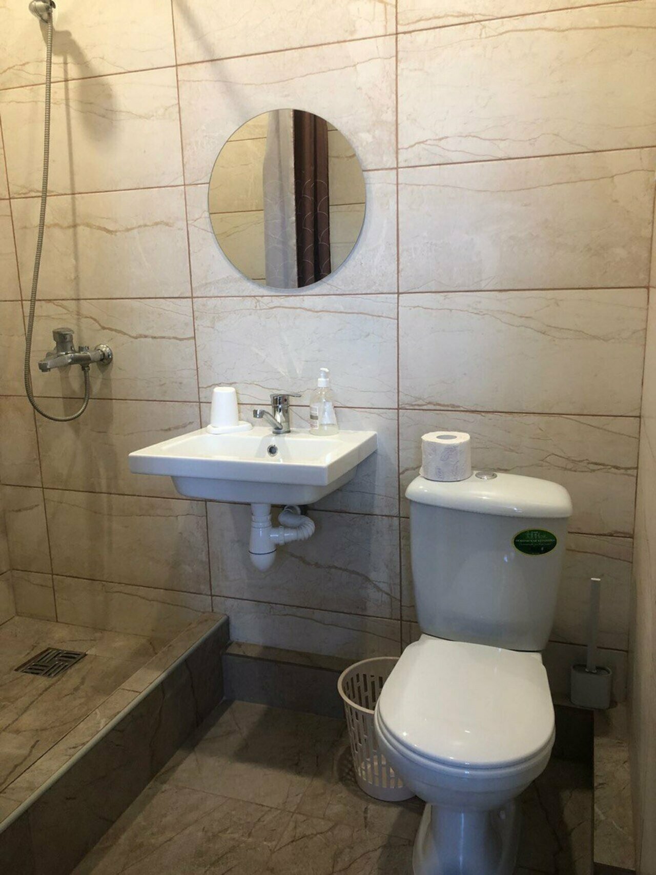 Семейная комната с двуспальной и односпальной кроватями и одноместным диваном