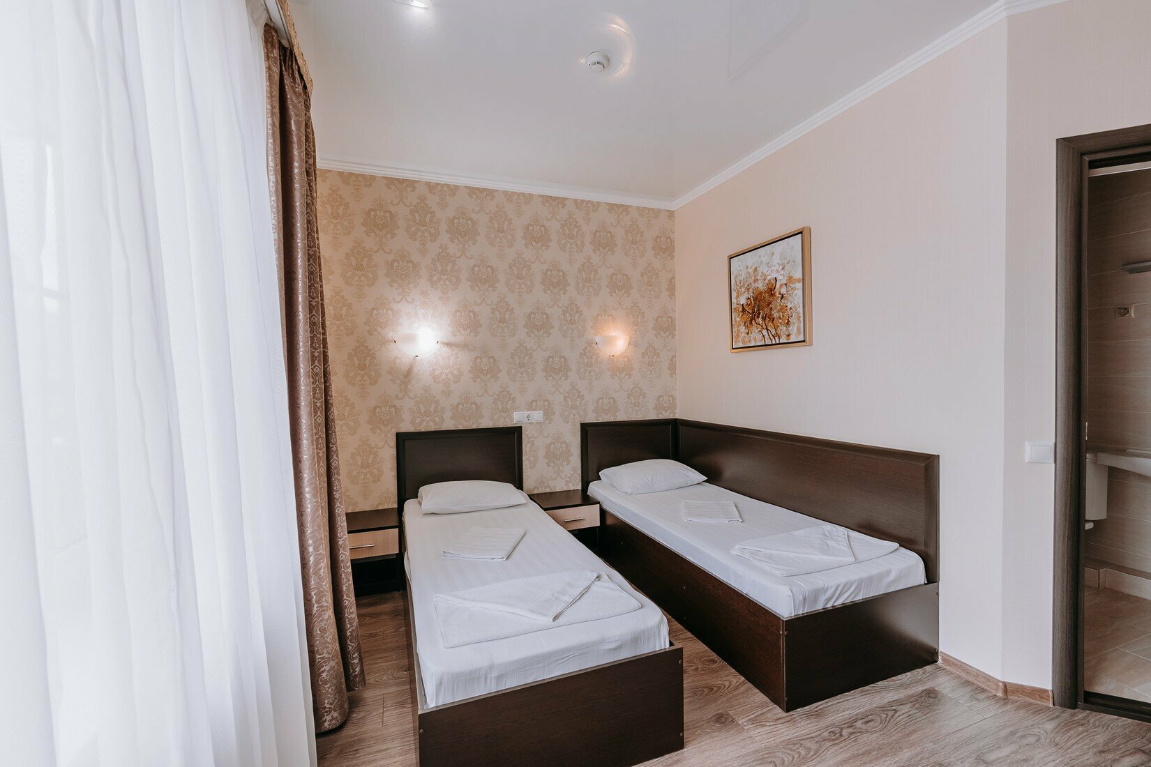 Эконом двухместный 2 односпальные кровати с видом на здание