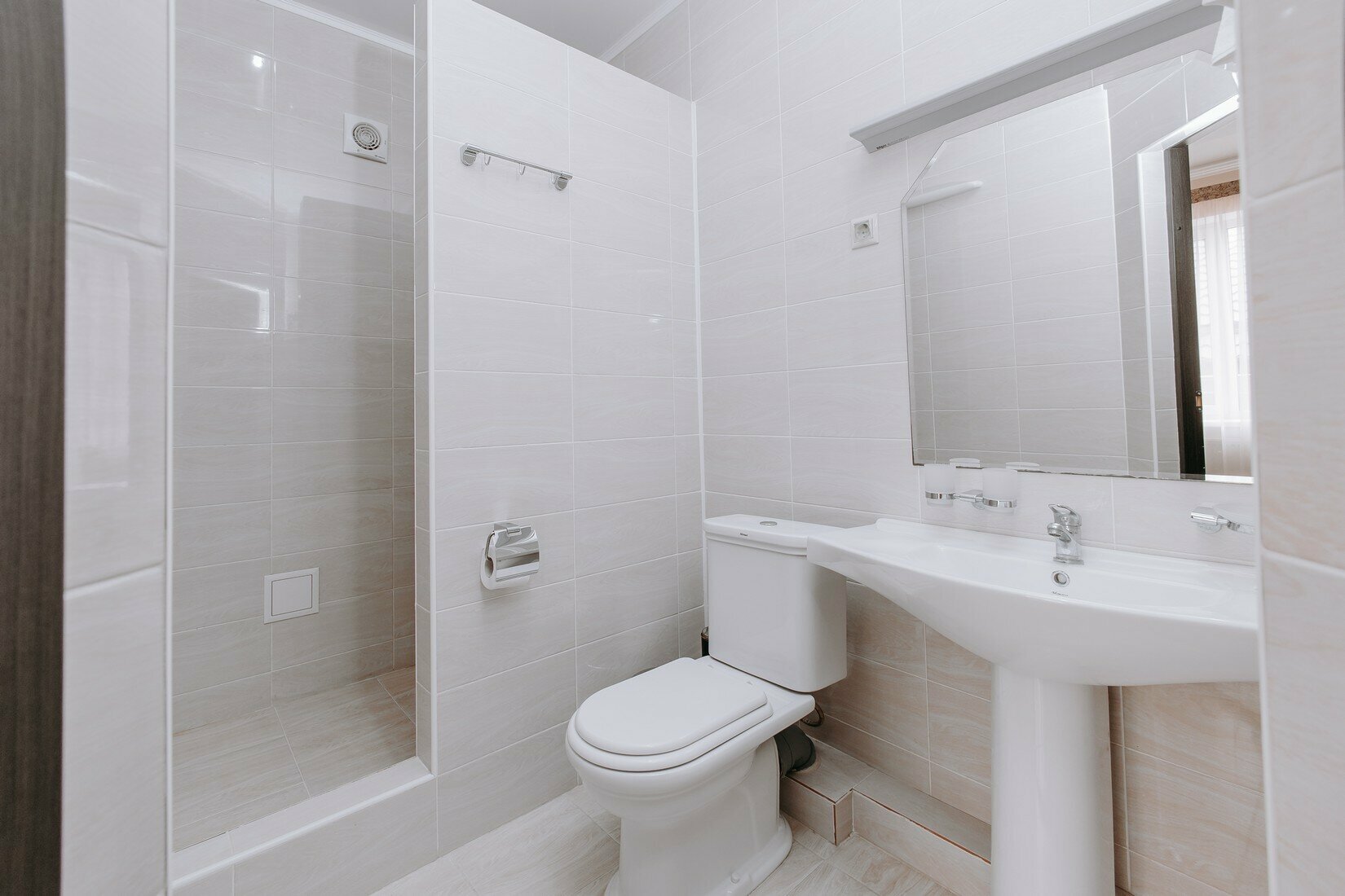 Стандарт двухместный с 1 двуспальной кроватью  видом во двор