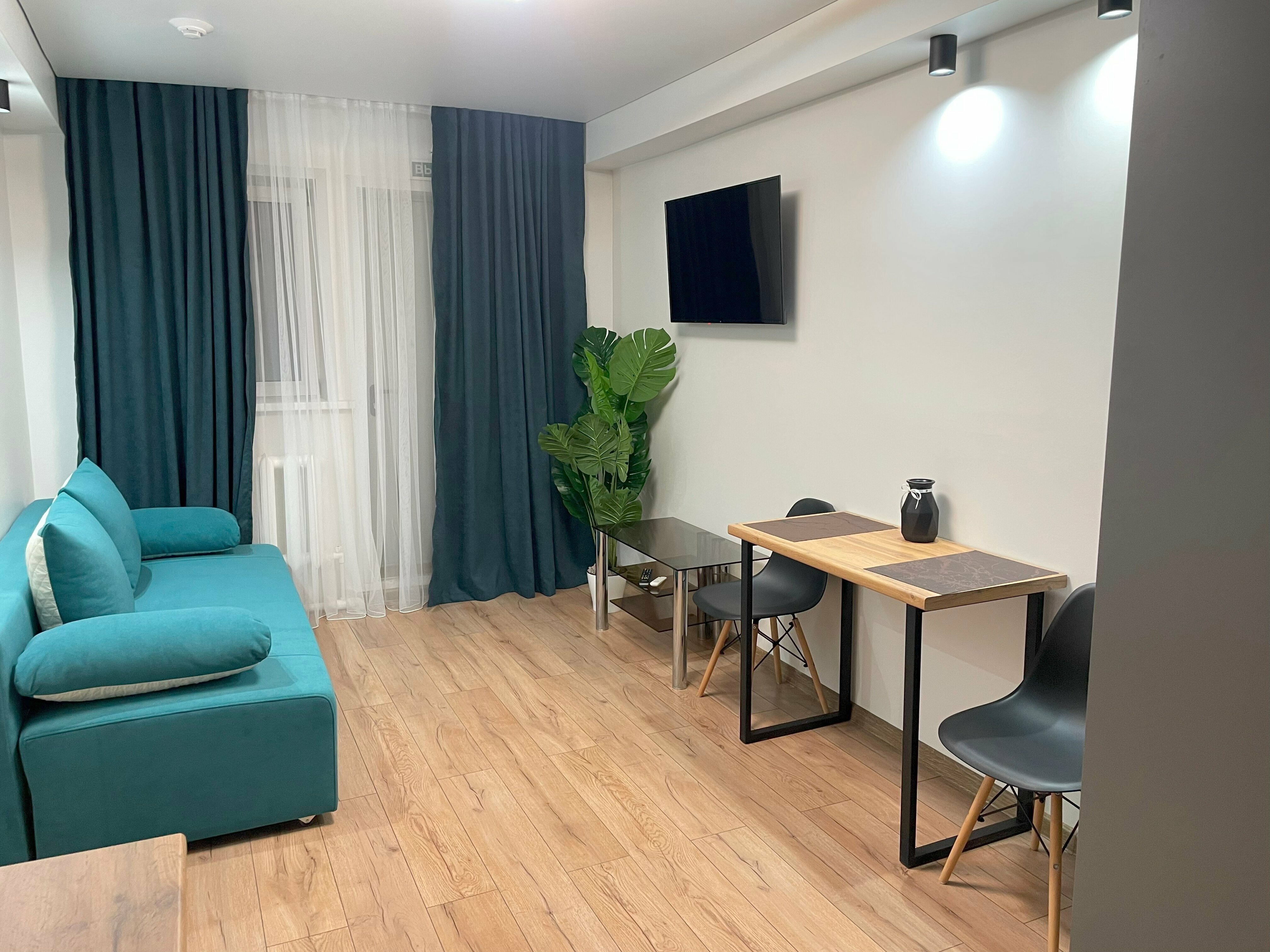 Стандартный номер с 2 односпальными кроватями и диваном