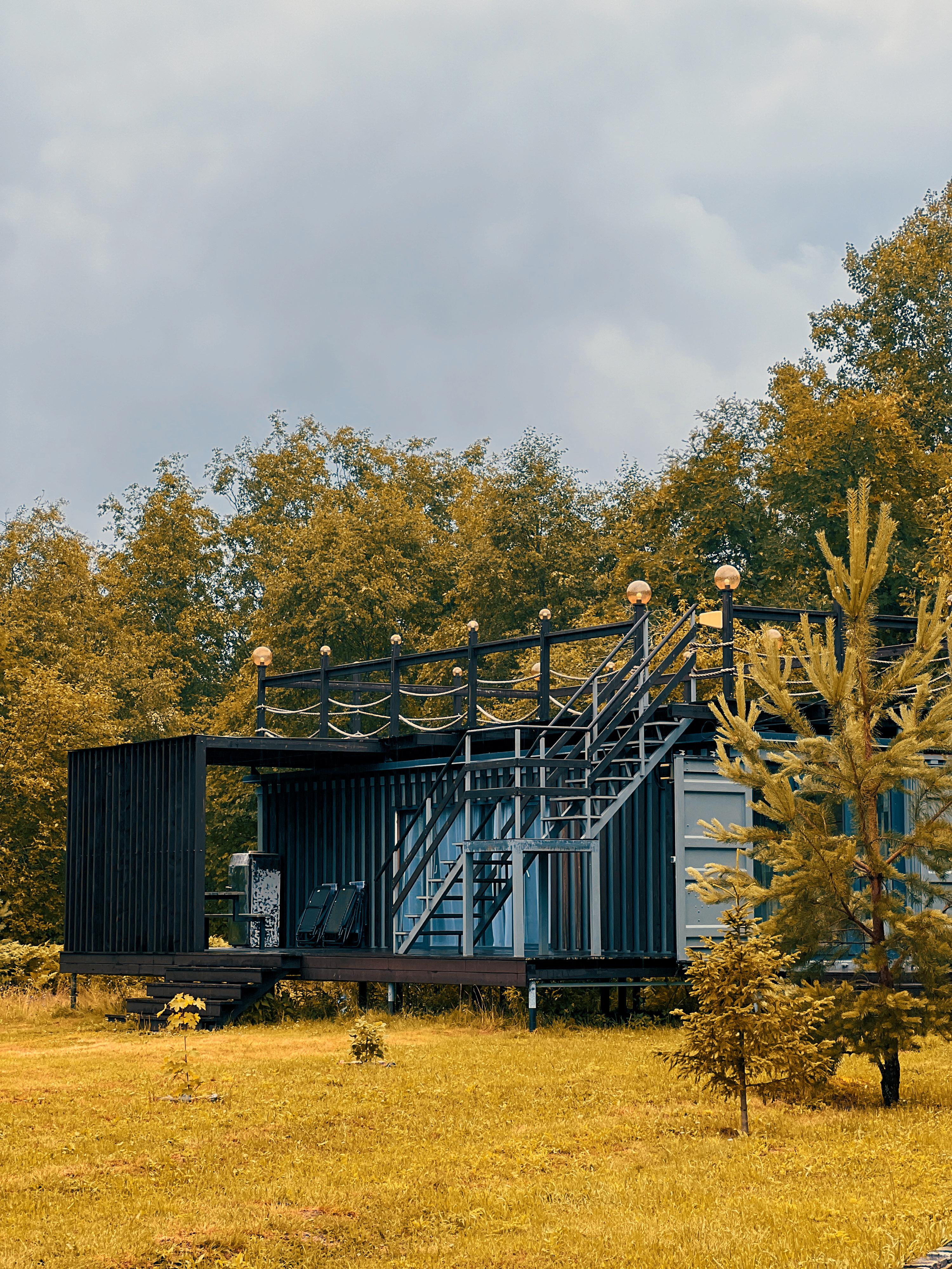 Коттедж на берегу реки с верандой на крыше