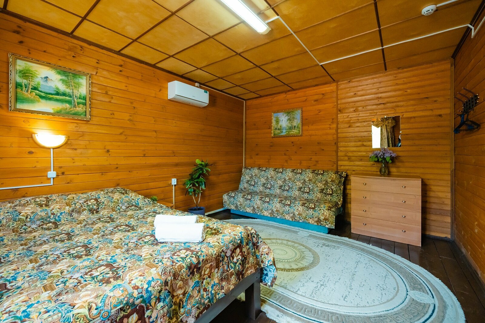 Трехместный номер с общей ванной комнатой