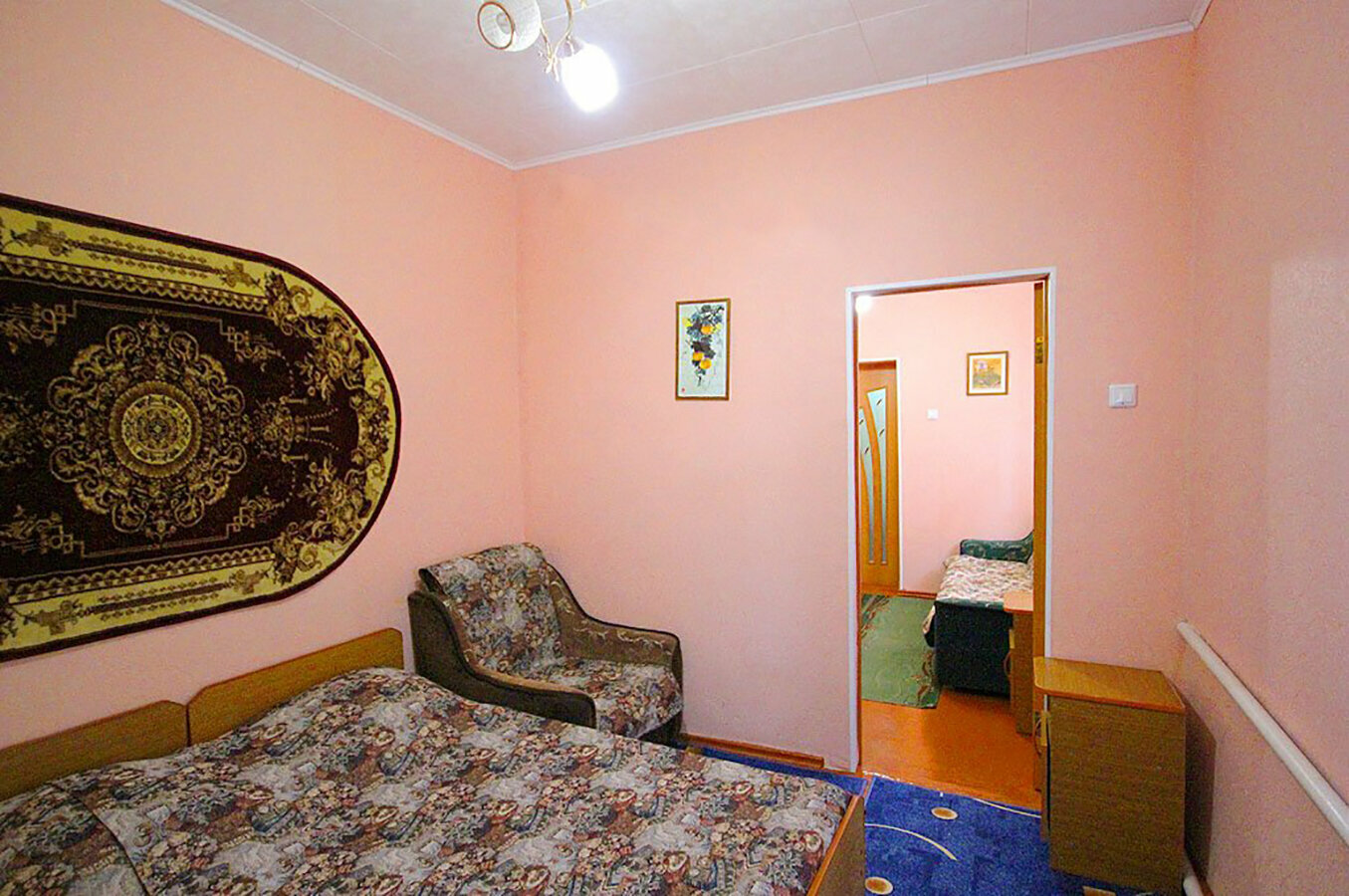 Двухкомнатный семейный номер, половина дома