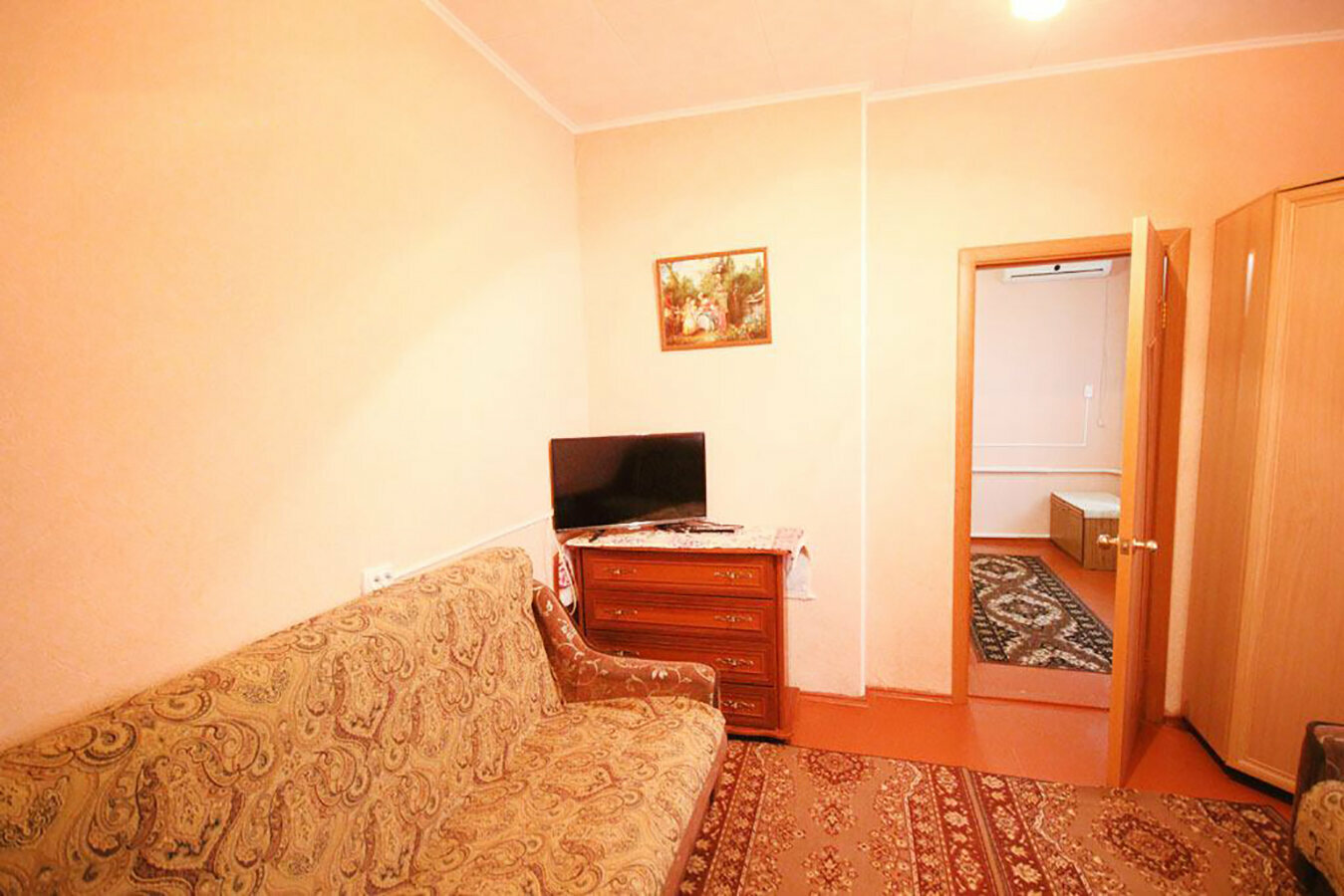 Двухкомнатный семейный номер, половина дома