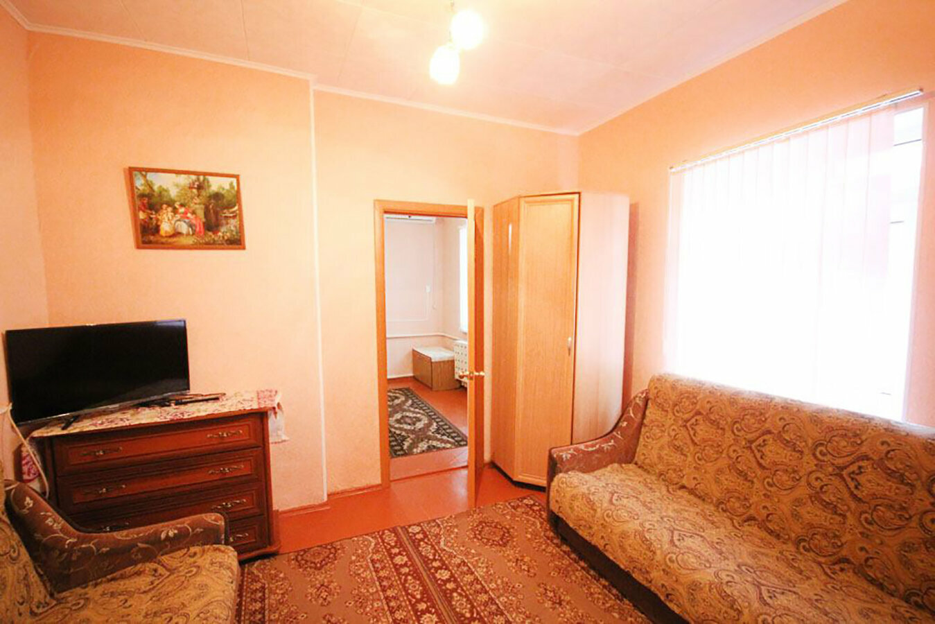 Двухкомнатный семейный номер, половина дома