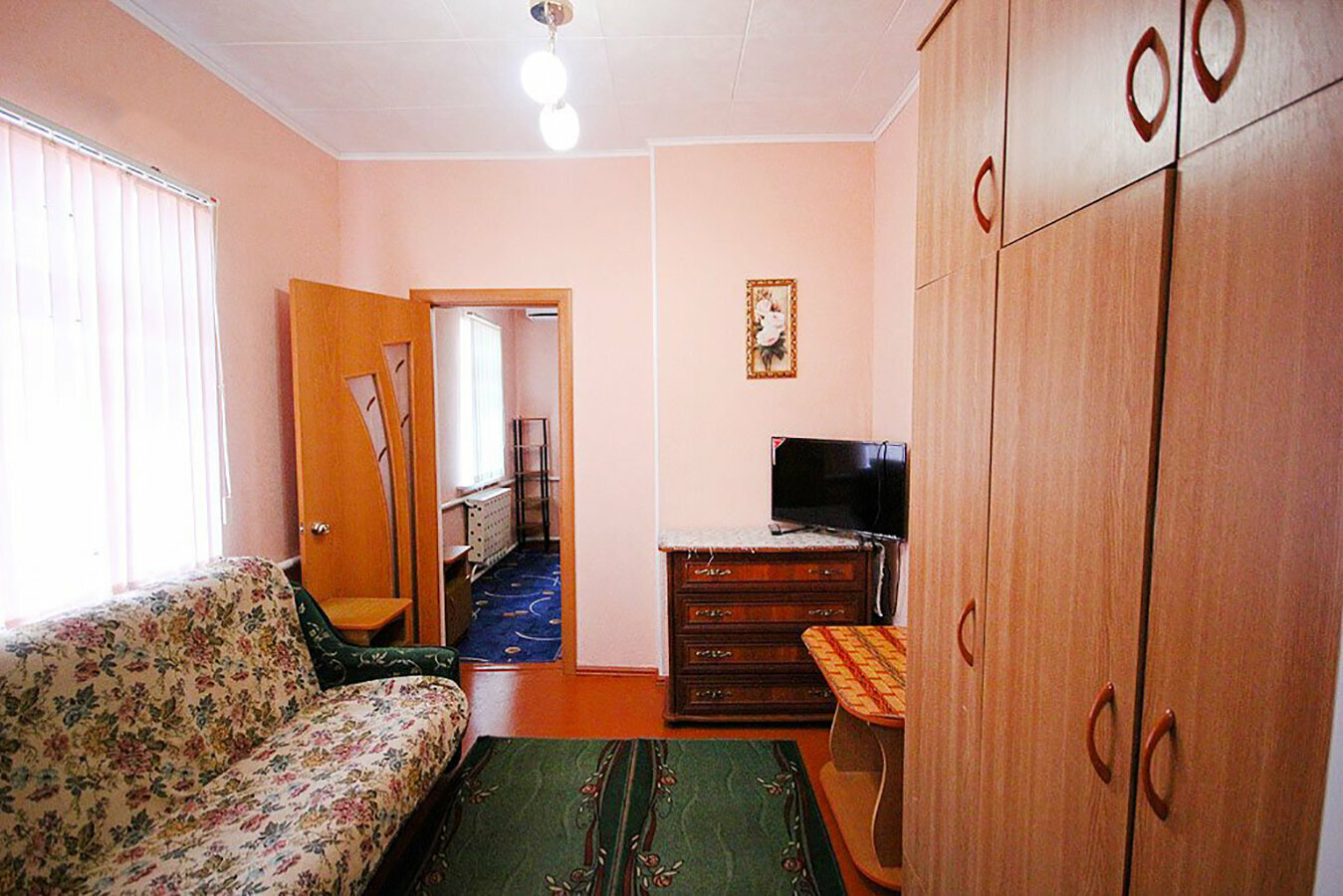 Двухкомнатный семейный номер, половина дома