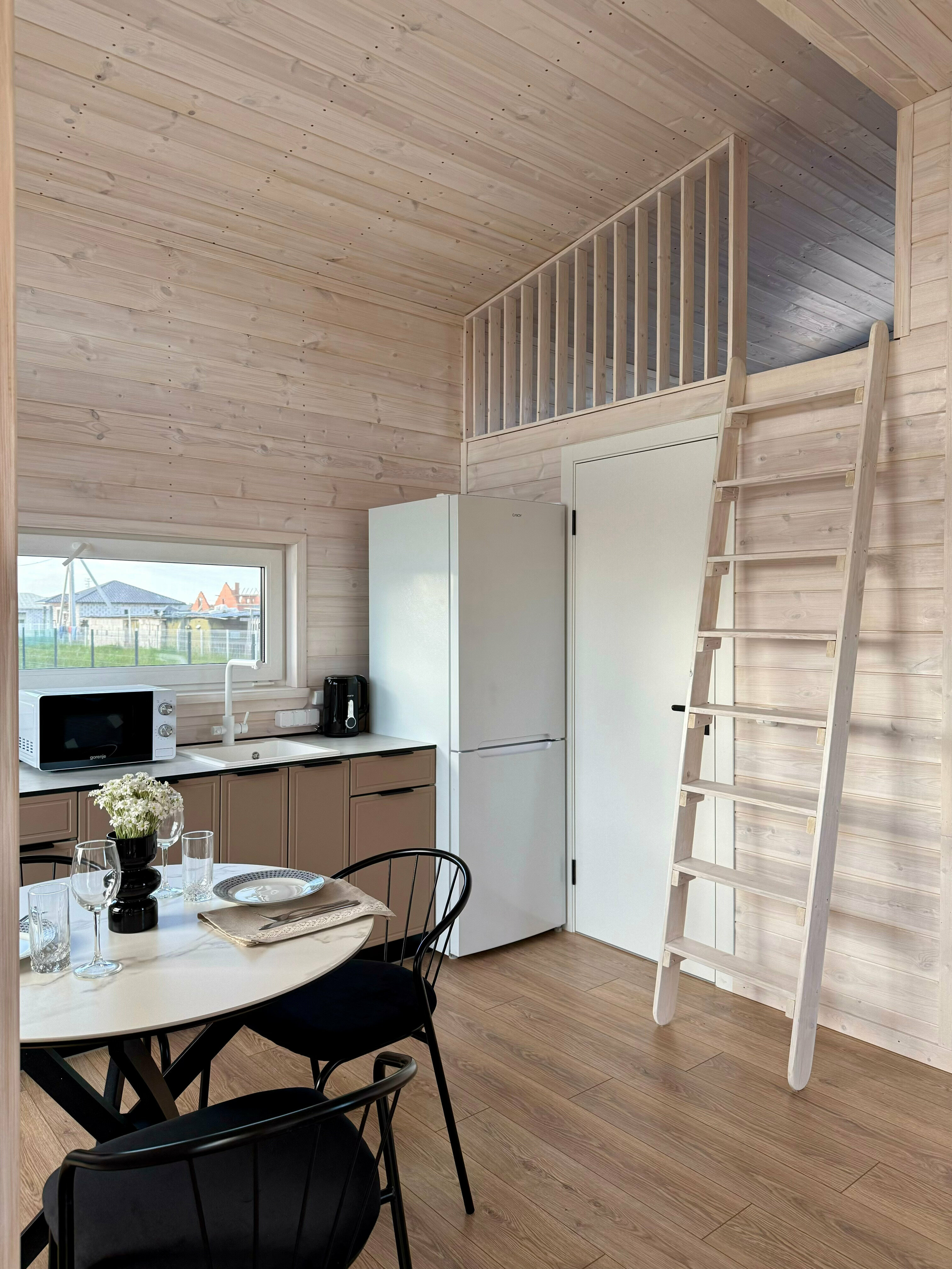 Дом с высокими потолками и антресолью