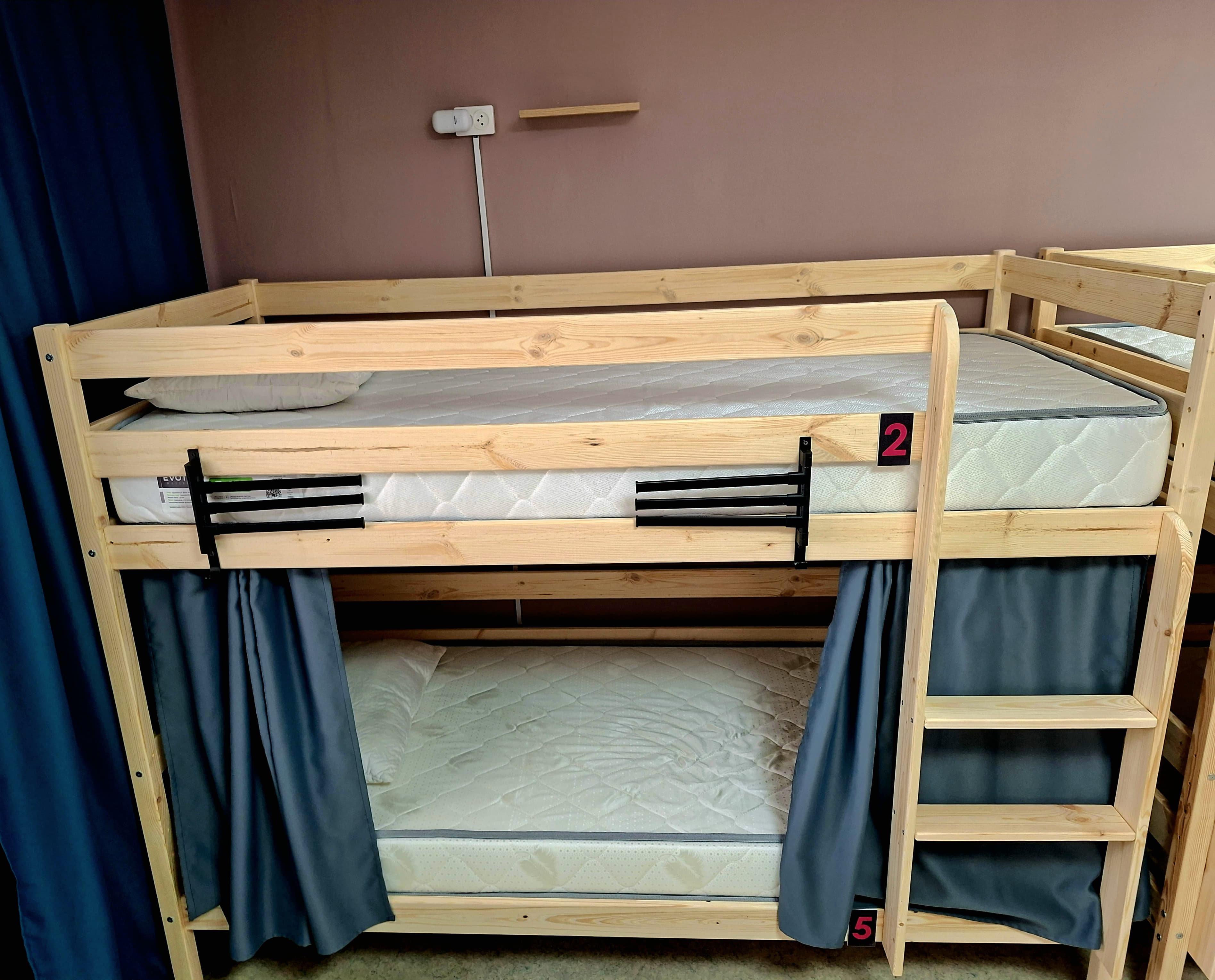 Кровать в общем 6-местном номере для мужчин и женщин