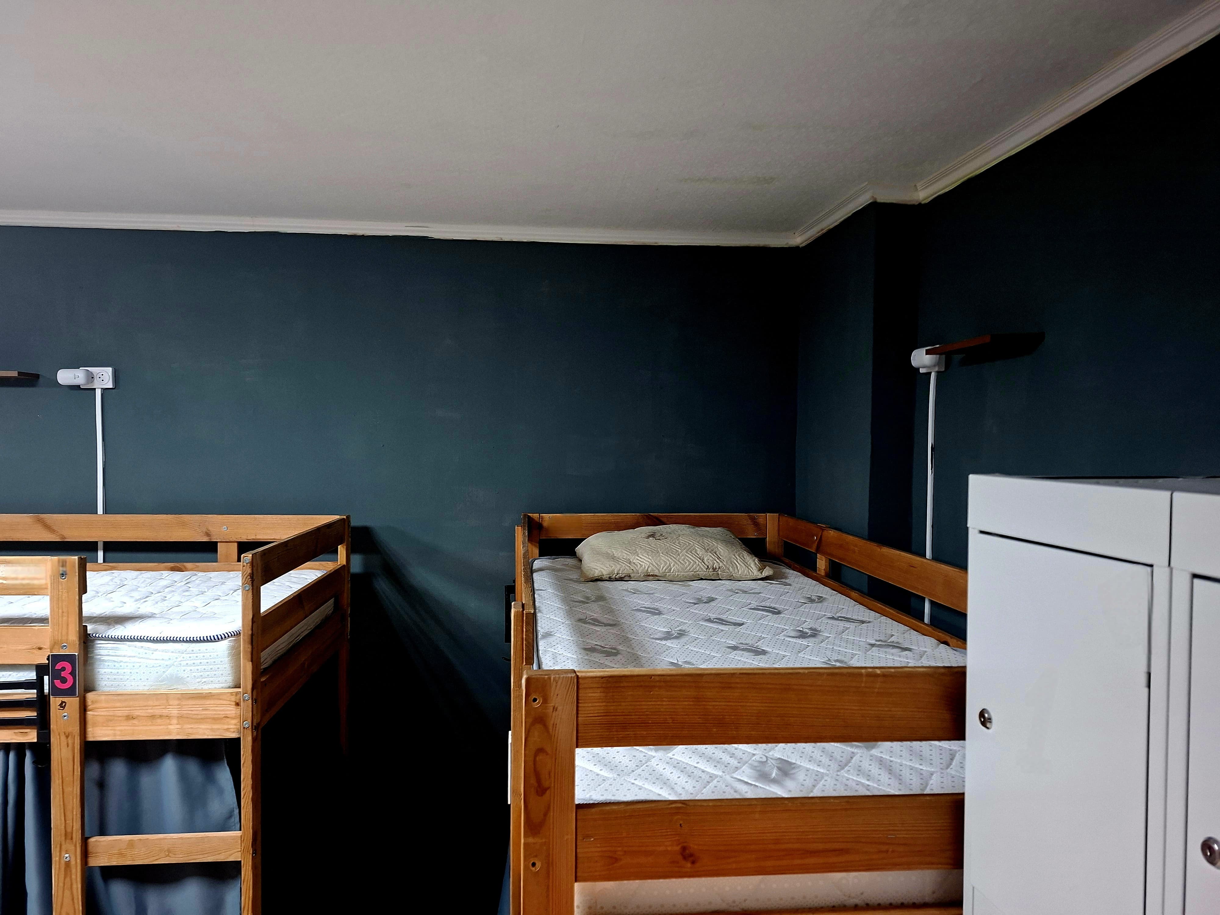 Кровать в общем номере для мужчин и женщин с 10 кроватями