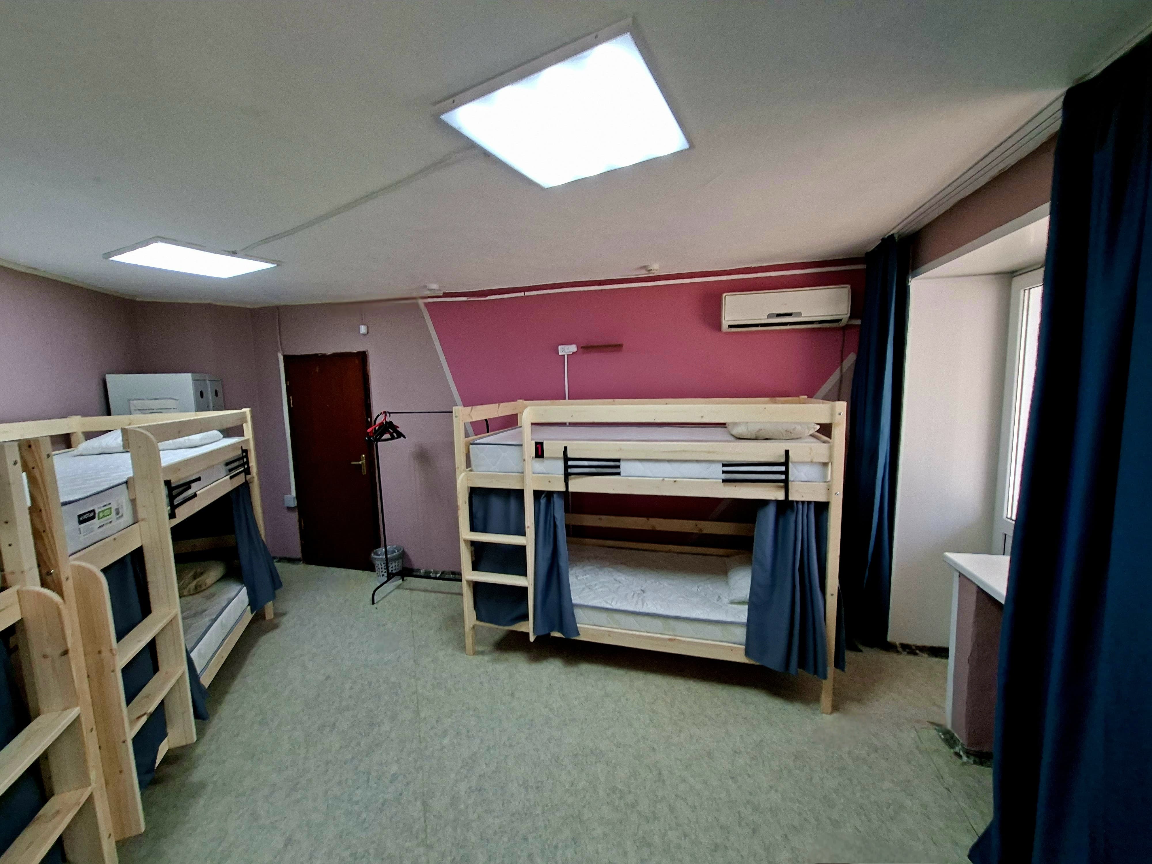 Кровать в общем 6-местном номере для мужчин и женщин