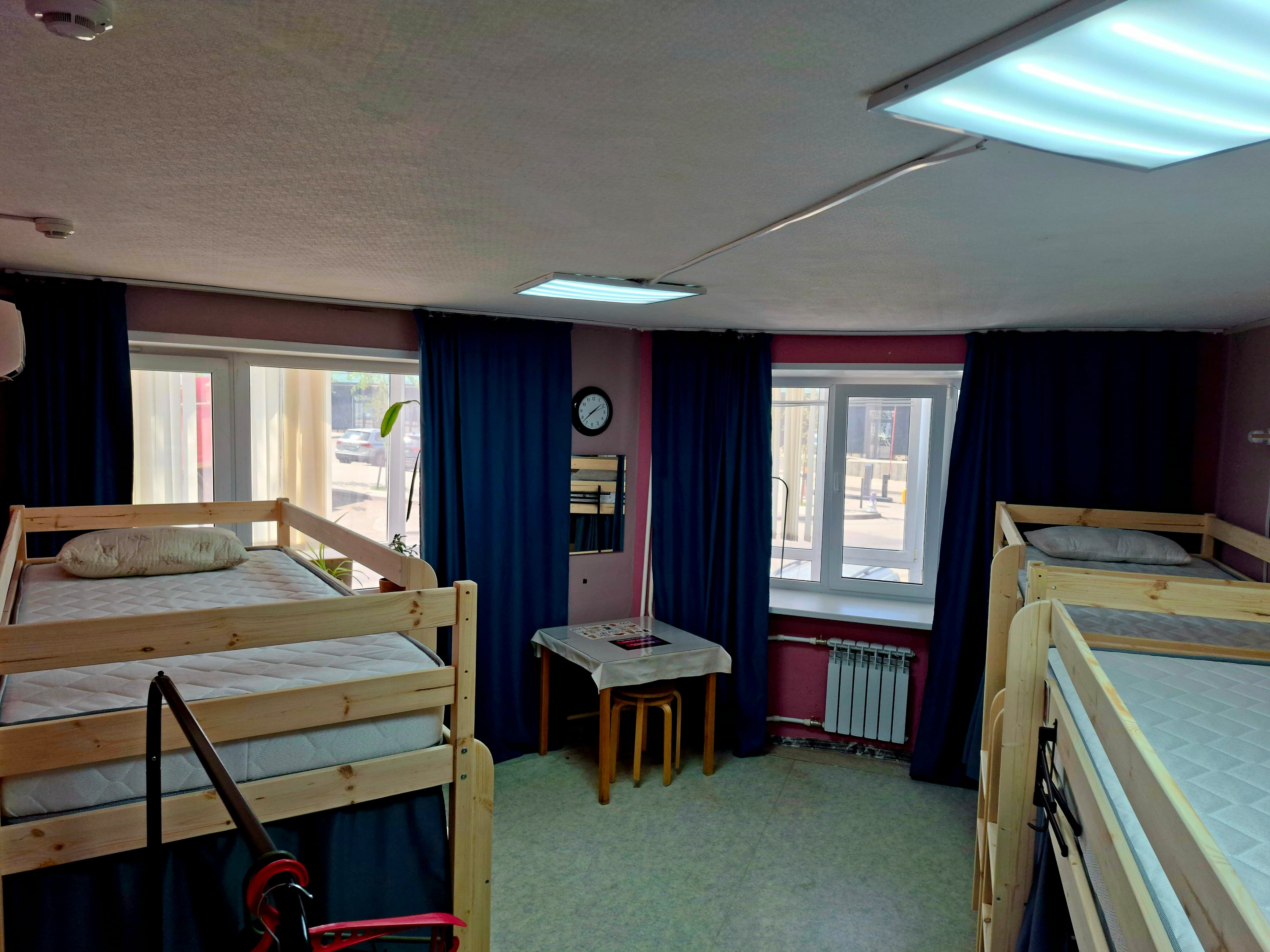 Кровать в общем 6-местном номере для мужчин и женщин