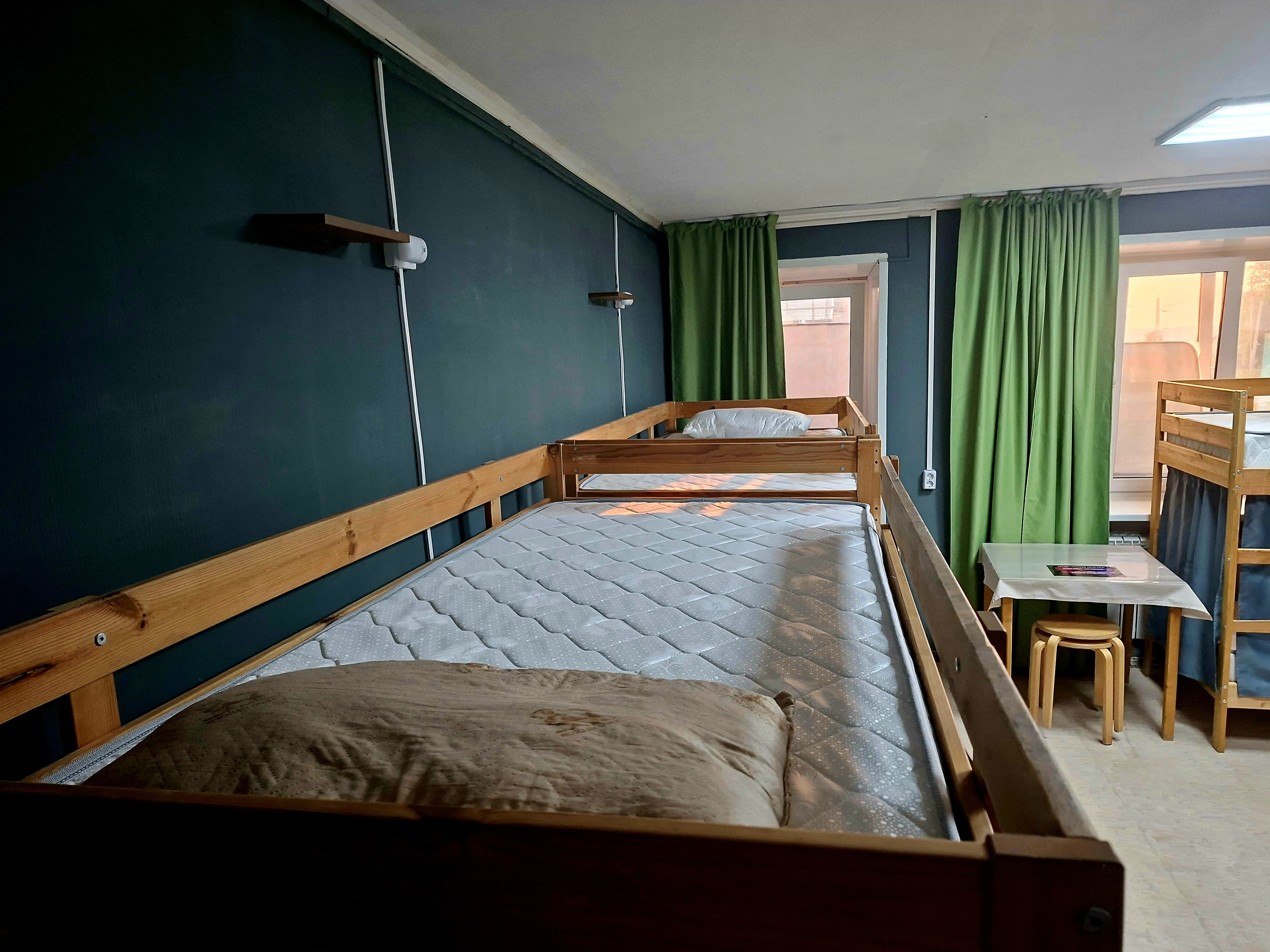 Кровать в общем номере для мужчин и женщин с 10 кроватями